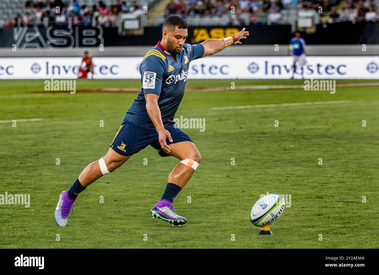 Lima Sopoaga des Highlanders prend un coup de pied dans le Super Rugby 2016 entre les Blues et les Highlanders à Eden Park, Auckland, Nouvelle-Zélande, vendredi 26 février 2016. Banque D'Images