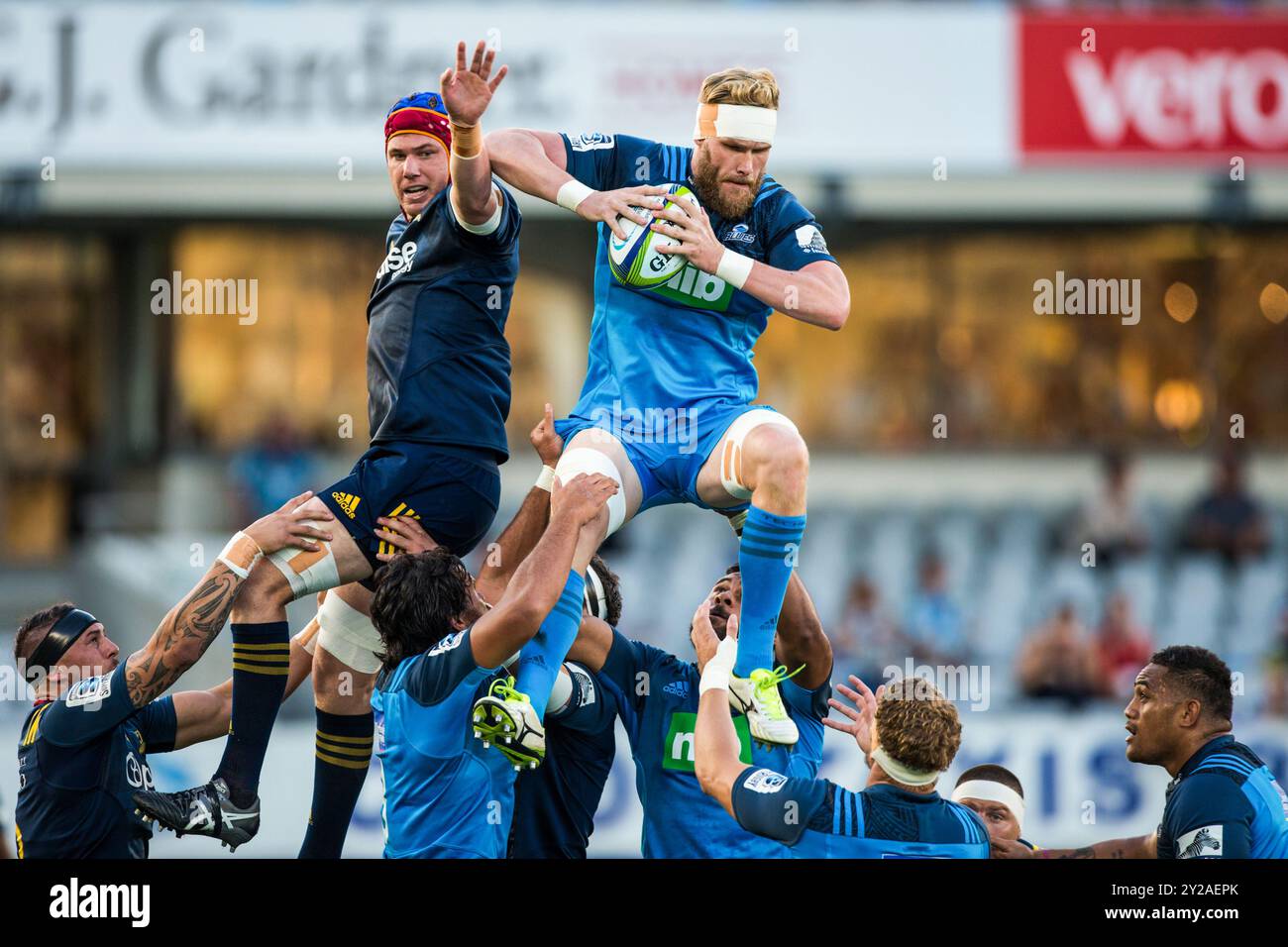 Les Highlanders Joe Wheeler, à gauche, et les Blues Josh Bekhuis lors du match de Super Rugby 2016 entre les Blues et les Highlanders à Eden Park, Auckland, Nouvelle-Zélande, le vendredi 26 février 2016. Banque D'Images