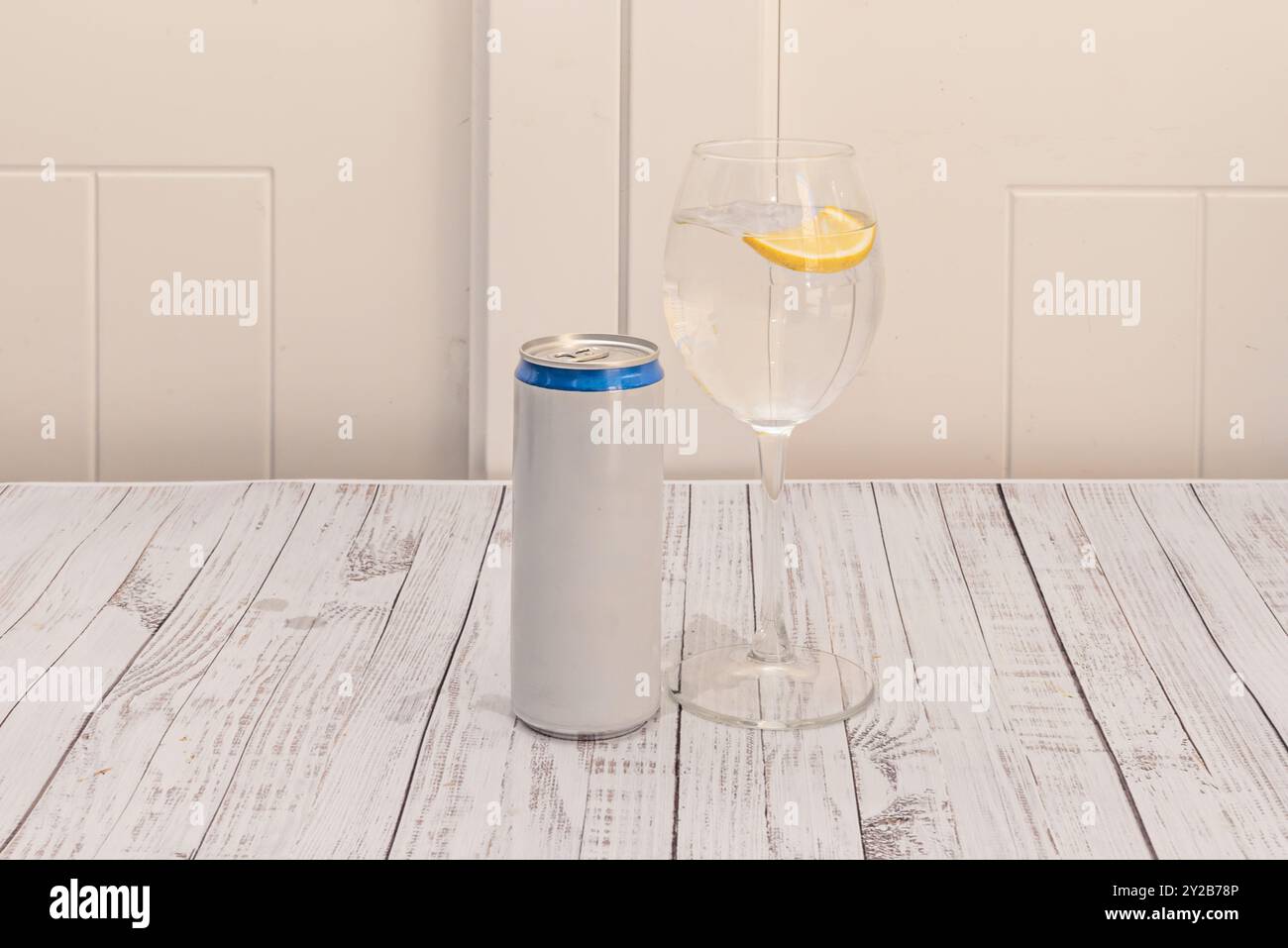 Les feuilles d'aluminium sont recyclables et, dans de nombreux cas, ont un cycle de vie plus durable que les bouteilles en plastique. Banque D'Images