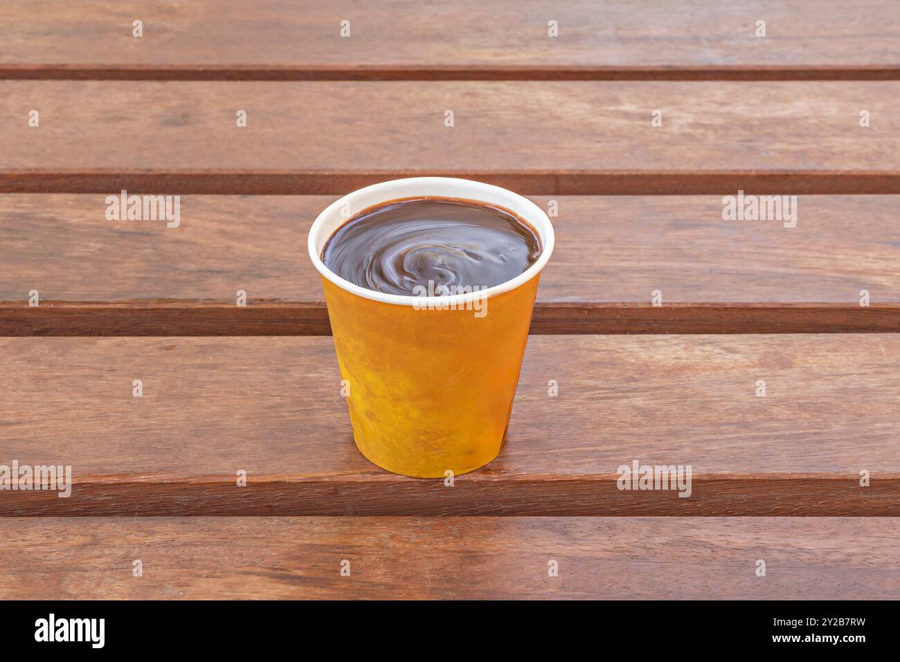 Le chocolat chaud est une boisson délicieuse, chaude et réconfortante que beaucoup de gens dans le monde apprécient, surtout pendant les journées froides Banque D'Images