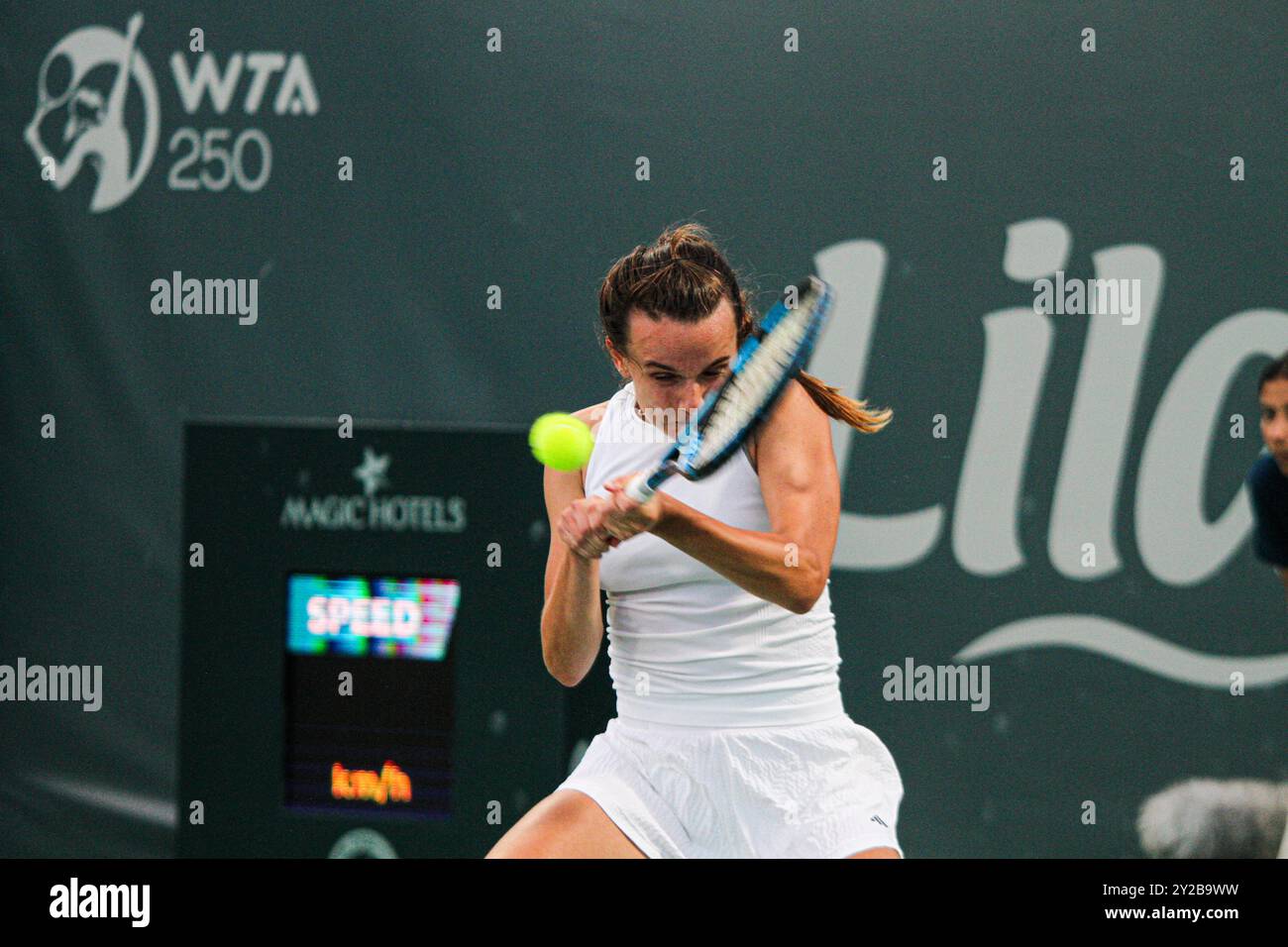 Monastir, Tunisie. 09 septembre 2024. Clara Burel, de France, joue contre Marina Bassols Ribera, d'Espagne, à l'Open de Jasmin à Monastir, en Tunisie. Le tournoi de tennis professionnel féminin se déroule au Magic Hotel Skanes de Monastir du 9 au 15 septembre 2024 Banque D'Images