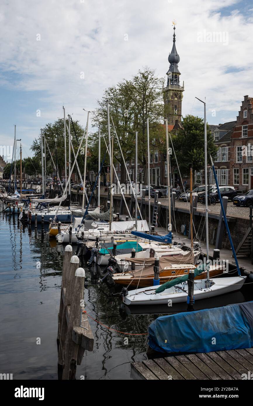 Bateaux et yachts amarrés dans le port avec Hôtel de ville de Veere stadhuis en néerlandais. impressionnant monument gothique dans la populaire zélande historique Banque D'Images