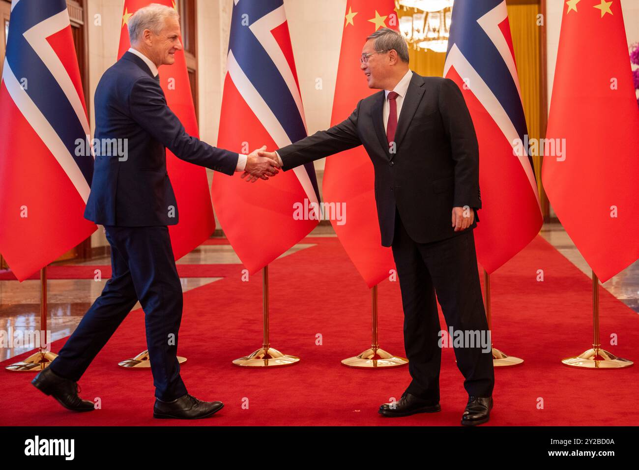 Pékin, Chine 20240910. Le premier ministre Jonas Gahr Store a rencontré mardi le premier ministre chinois Li Qiang dans la Grande salle du peuple à Pékin. Store visite la République populaire de Chine pour marquer 70 ans de relations diplomatiques avec la Norvège. Photo : Heiko Junge / NTB Banque D'Images