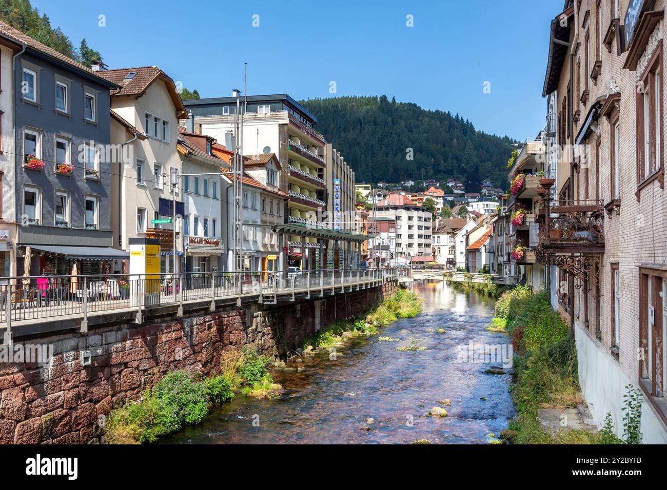 Bad Wildbad, Allemagne - 29 août 2024 : pittoresque centre-ville de Bad Wildbad dans la Forêt Noire avec la rivière Enz et de vieilles maisons à colombages, Allemagne. Banque D'Images