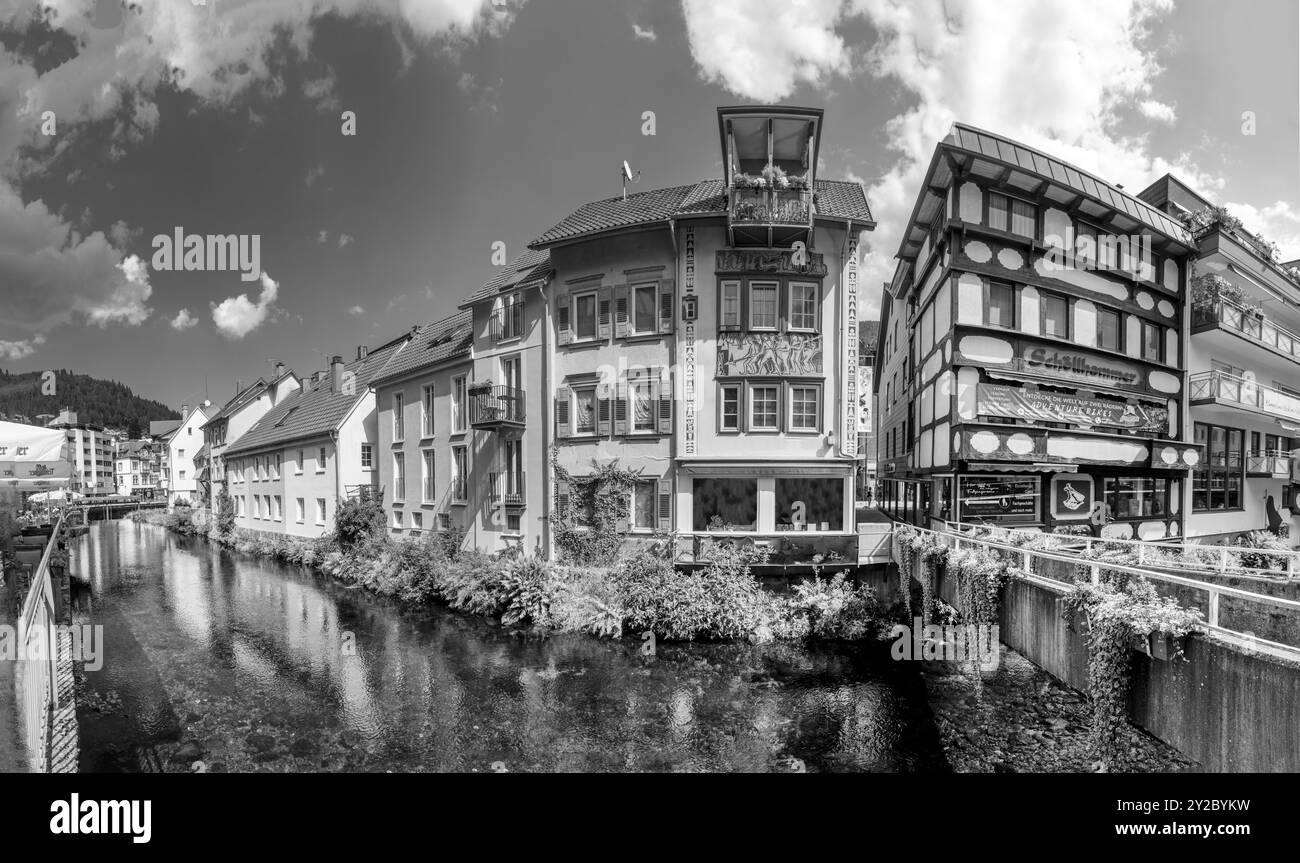 Bad Wildbad, Allemagne - 29 août 2024 : pittoresque centre-ville de Bad Wildbad dans la Forêt Noire avec la rivière Enz et de vieilles maisons à colombages, Allemagne Banque D'Images