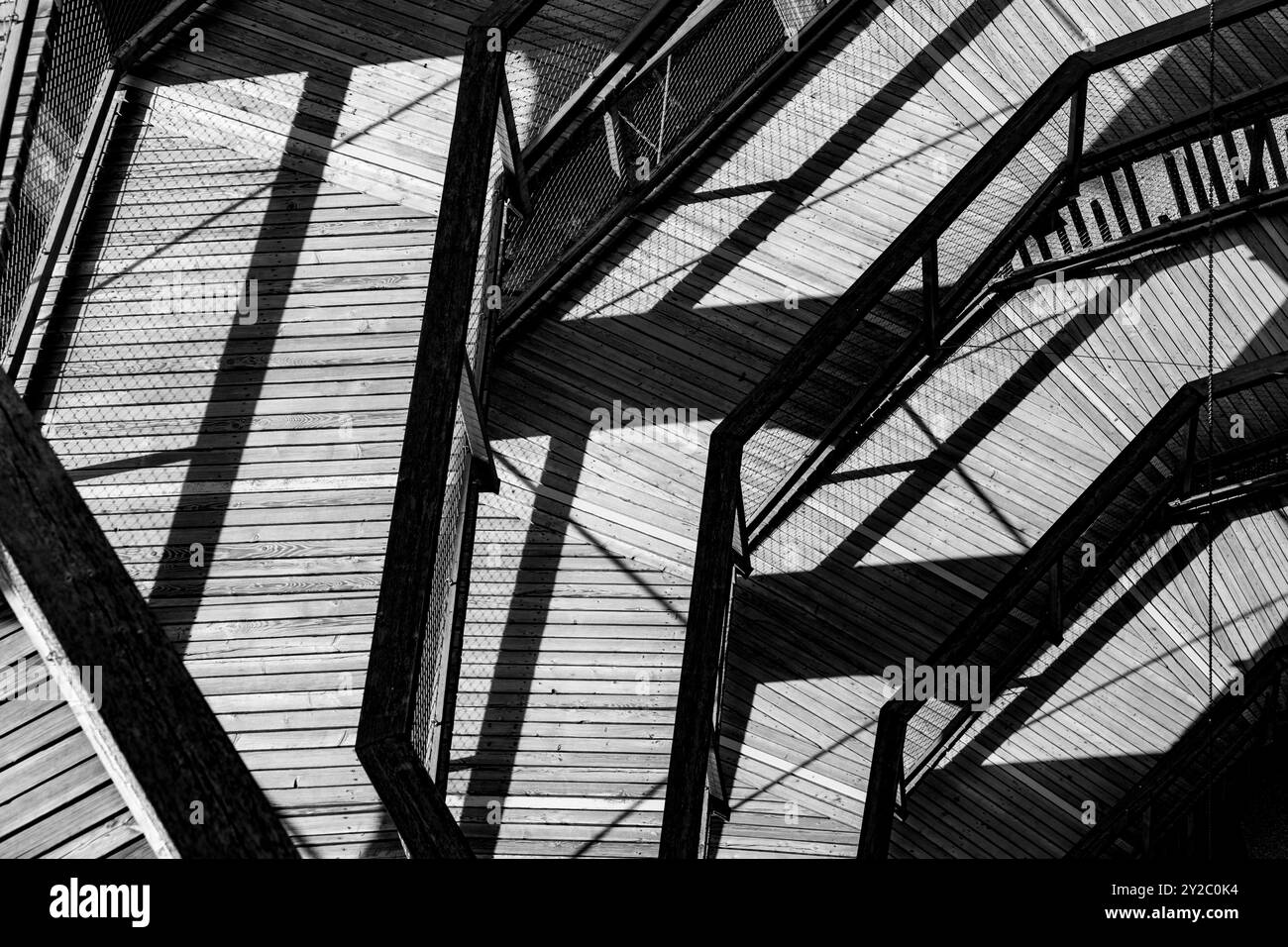 Bad Wildbad, Allemagne - 29 août 2024 : structure en bois tof la passerelle à la tour d'observation et chemin au sommet des arbres - germe. Baumwipfelpfad - Forêt Noire Banque D'Images