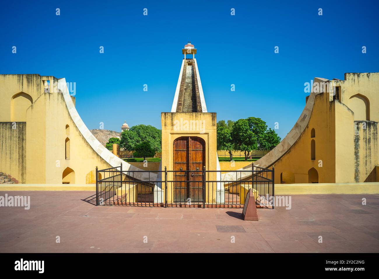 Le plus grand cadran solaire en pierre du monde à Jantar Mantar à Jaipur, Rajasthan, Inde Banque D'Images
