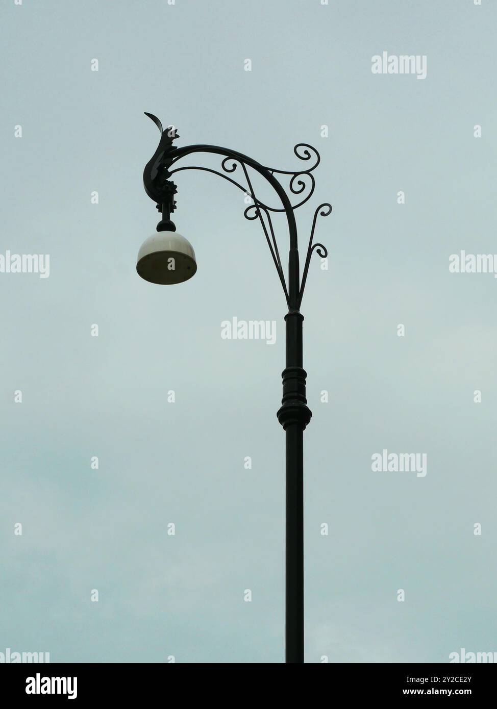 Plan détaillé d'une tête de lanterne avec des détails artistiques à Helsingborg. Embellit la ville avec un éclairage urbain malgré la circulation dense. Banque D'Images