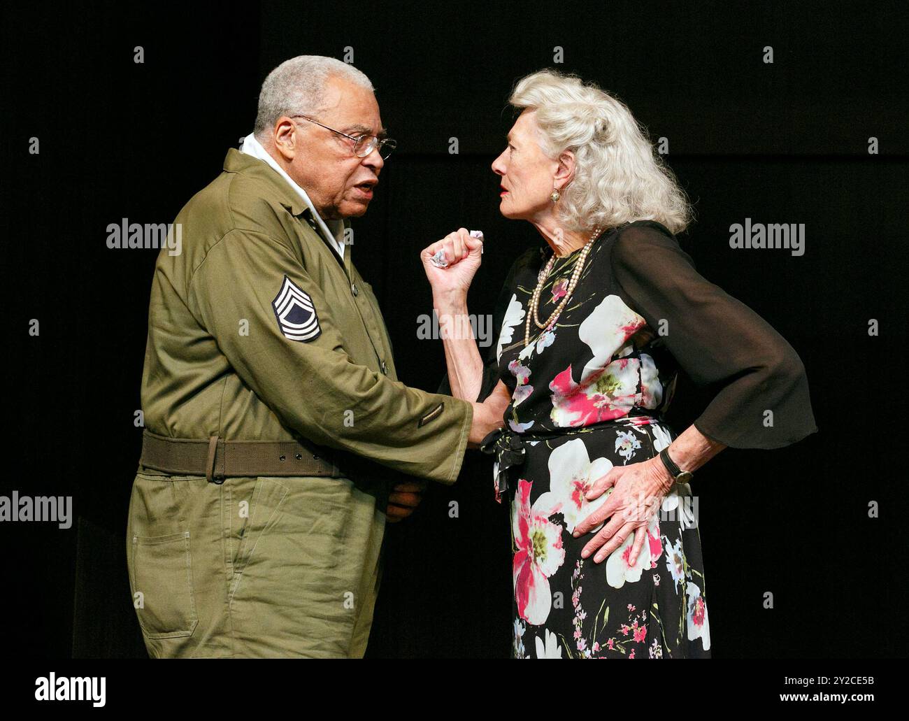 James Earl Jones (Benedick), Vanessa Redgrave (Beatrice) dans MUCH ADO ABOUT NOTHING de Shakespeare au Old Vic Theatre, Londres SE1 19/09/2013 design : Ultz éclairage : Mimi Jordan Sherin réalisateur : Mark Rylance Banque D'Images