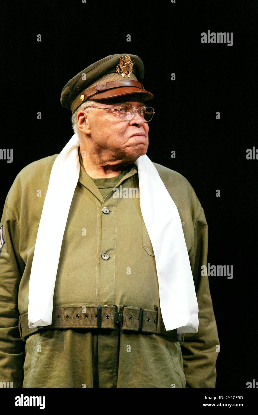 James Earl Jones (Benedick) dans MUCH ADO ABOUT NOTHING de Shakespeare au Old Vic Theatre, Londres SE1 19/09/2013 design : Ultz éclairage : Mimi Jordan Sherin réalisateur : Mark Rylance Banque D'Images