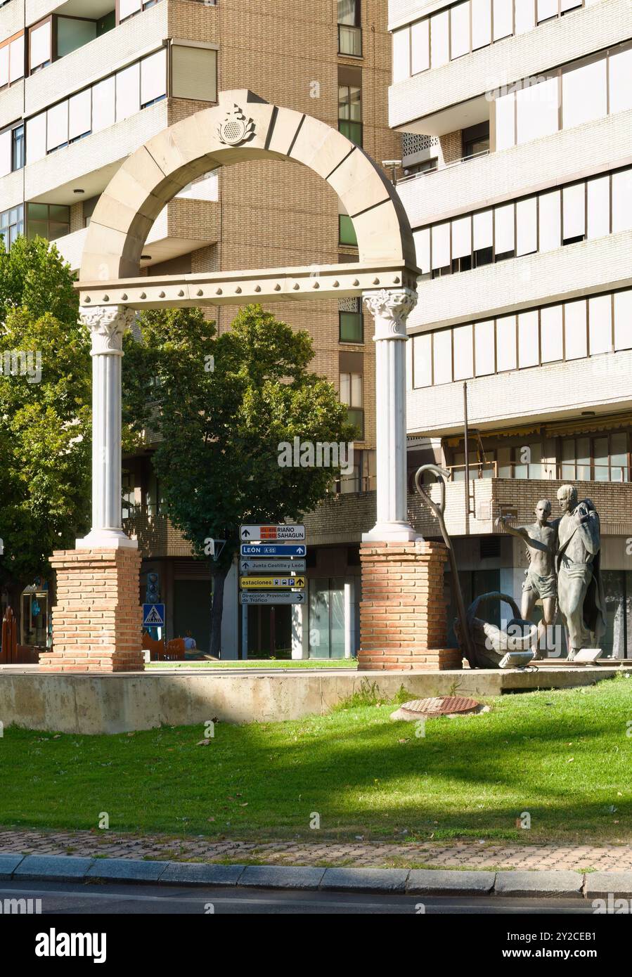 Sculpture de Saint Jean de Dieu aidant une personne malade pour le 425e anniversaire de la formation de l'ordre religieux Palencia Castille et Léon Espagne Banque D'Images