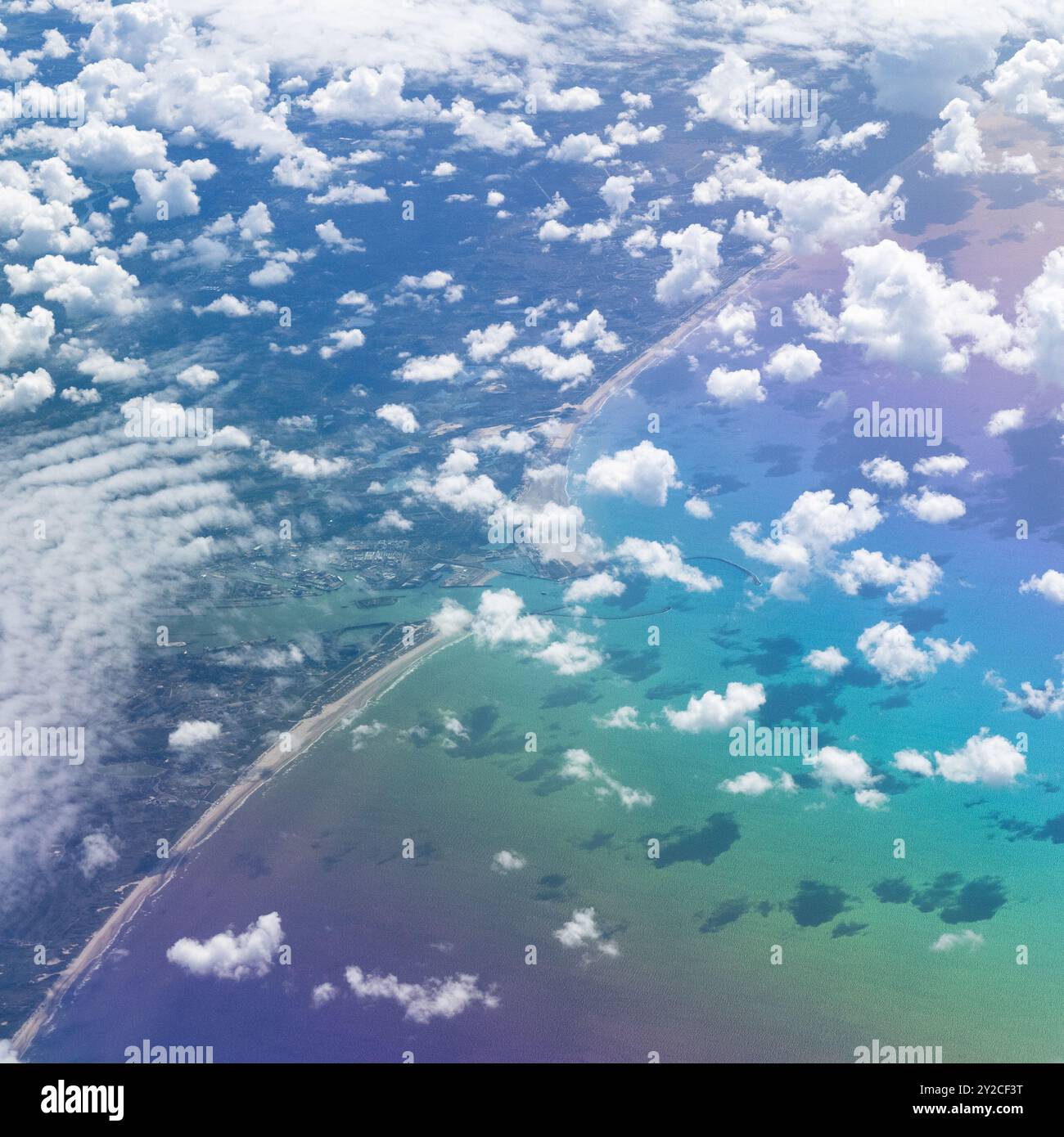 Vue aérienne d'un avion survolant la ville portuaire d'Ijmuiden près d'Amsterdam, pays-Bas montrant l'effet arc-en-ciel de la biréfringence à travers la fenêtre de l'avion Banque D'Images