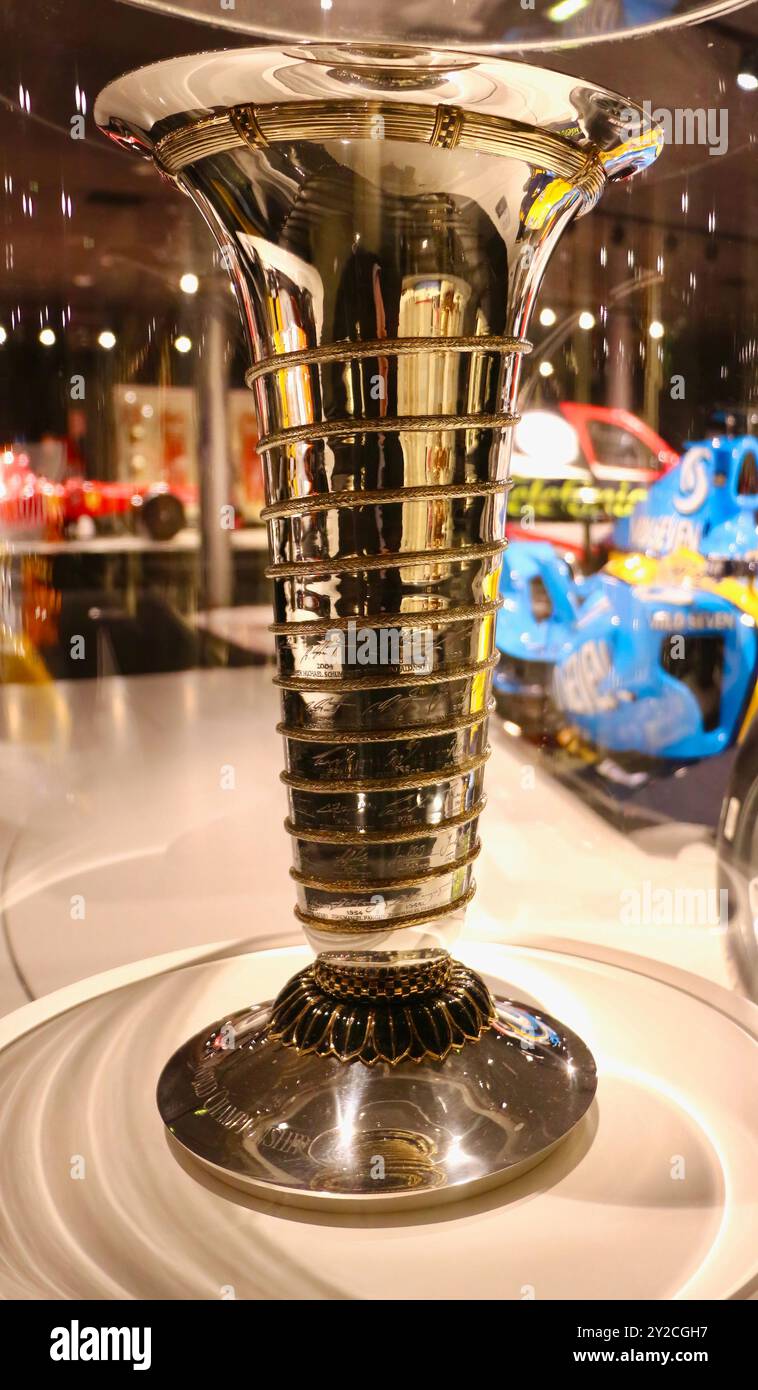 Coupe des vainqueurs du Championnat du monde sur exposition Fernando Alonso champion du monde de formule 1 pilote de course Musée et circuit près d'Oviedo Llanera Asturais Espagne Banque D'Images