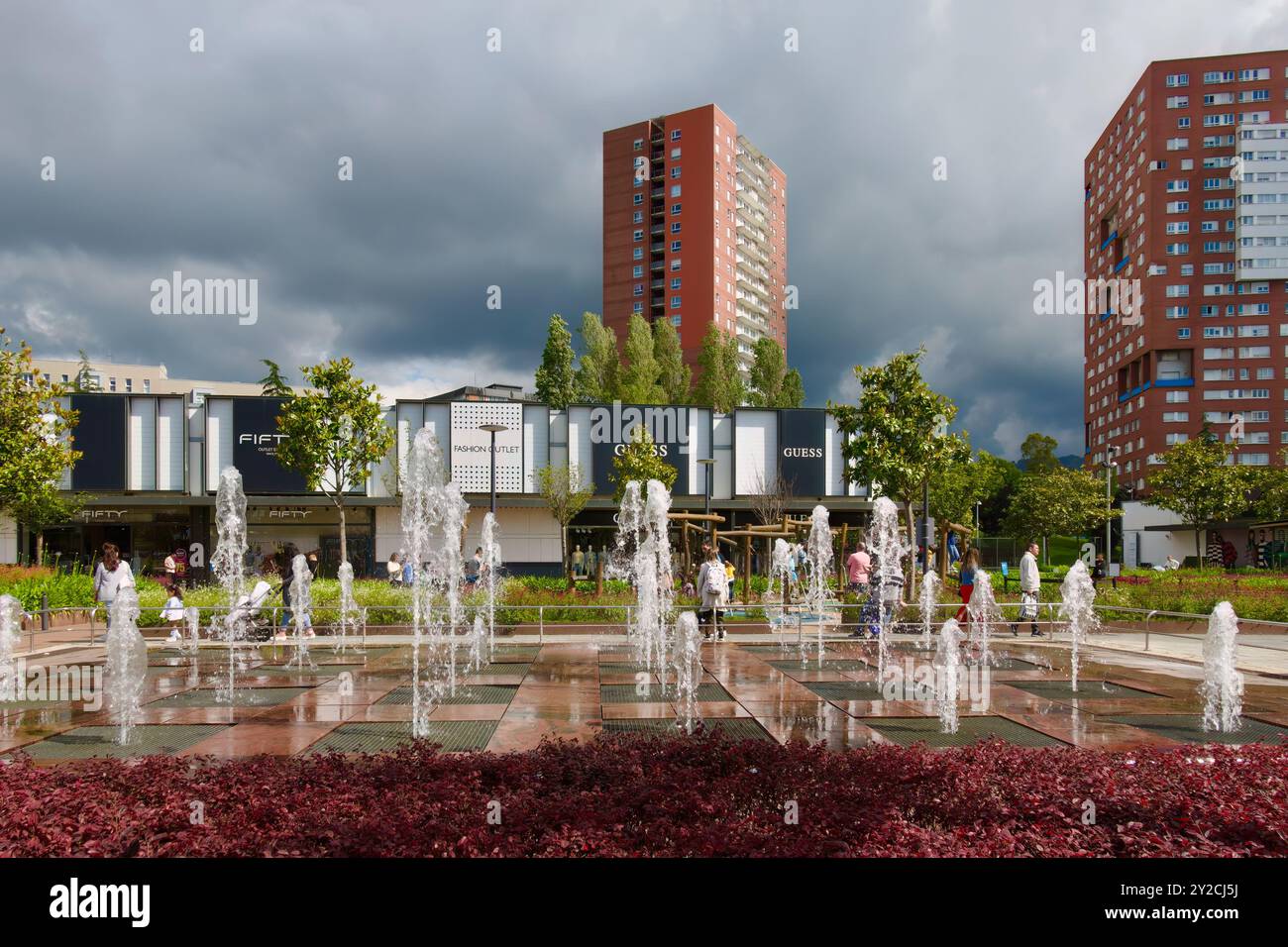 Vue sur un espace ouvert extérieur avec des fontaines dans une grille au centre commercial Fashion Outlet Barakaldo pays Basque Espagne Europe Banque D'Images