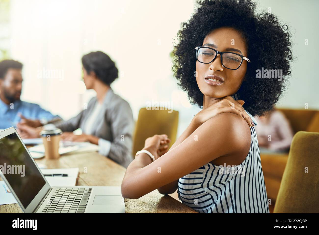 Affaires, femme et douleur au cou avec ordinateur portable dans le bureau pour le massage, erreur de projet et accident de burnout. Personne, blessure à l'épaule et lunettes avec Banque D'Images