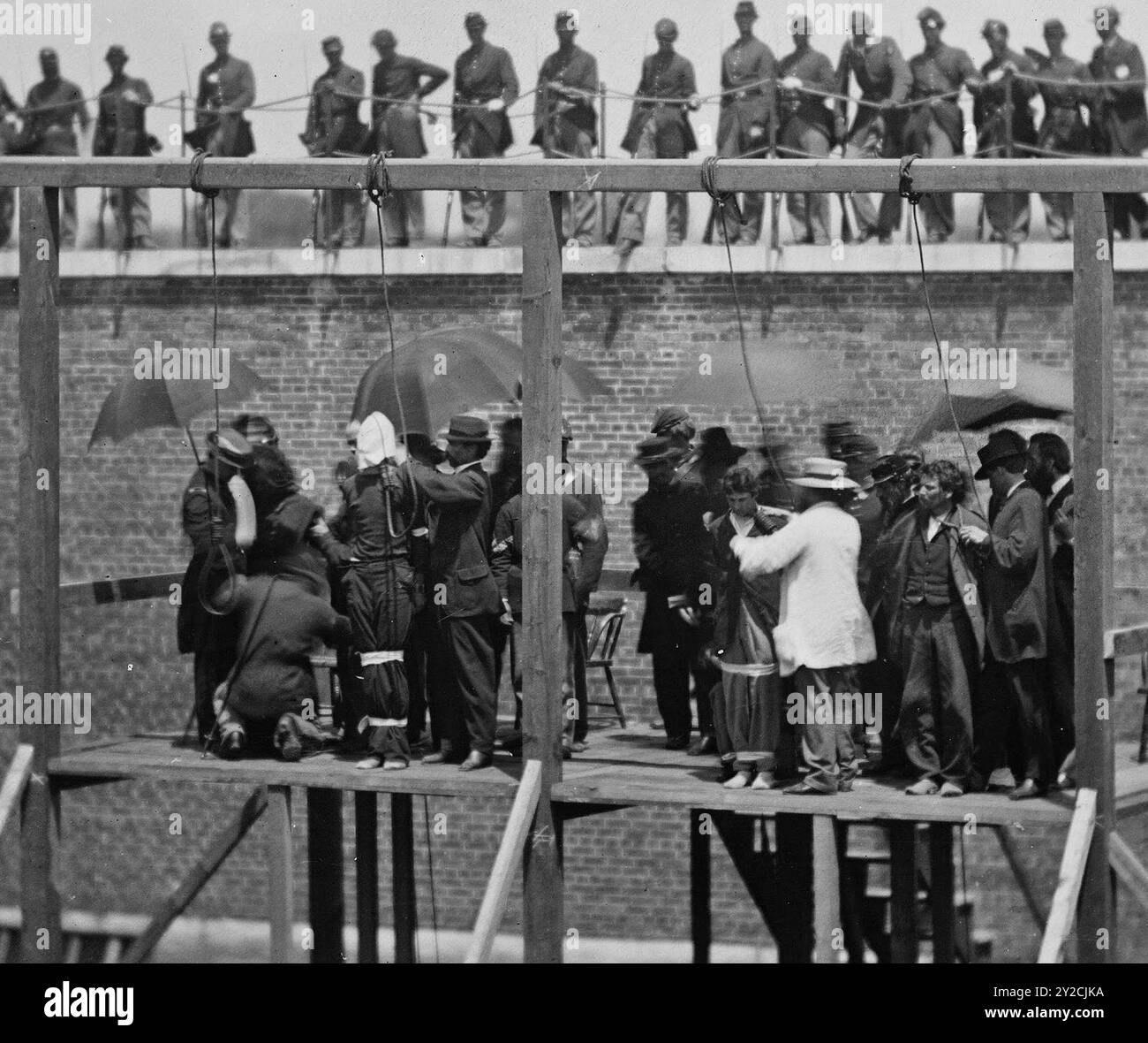 7 juillet 1865- ajuster les cordes avant de pendre les conspirateurs, fltr Mary Surratt, Lewis Powell, David Herold et Georg Atzerodt. Un détail de l'une des photographies de l'exécution par Alexander Gardner. Banque D'Images