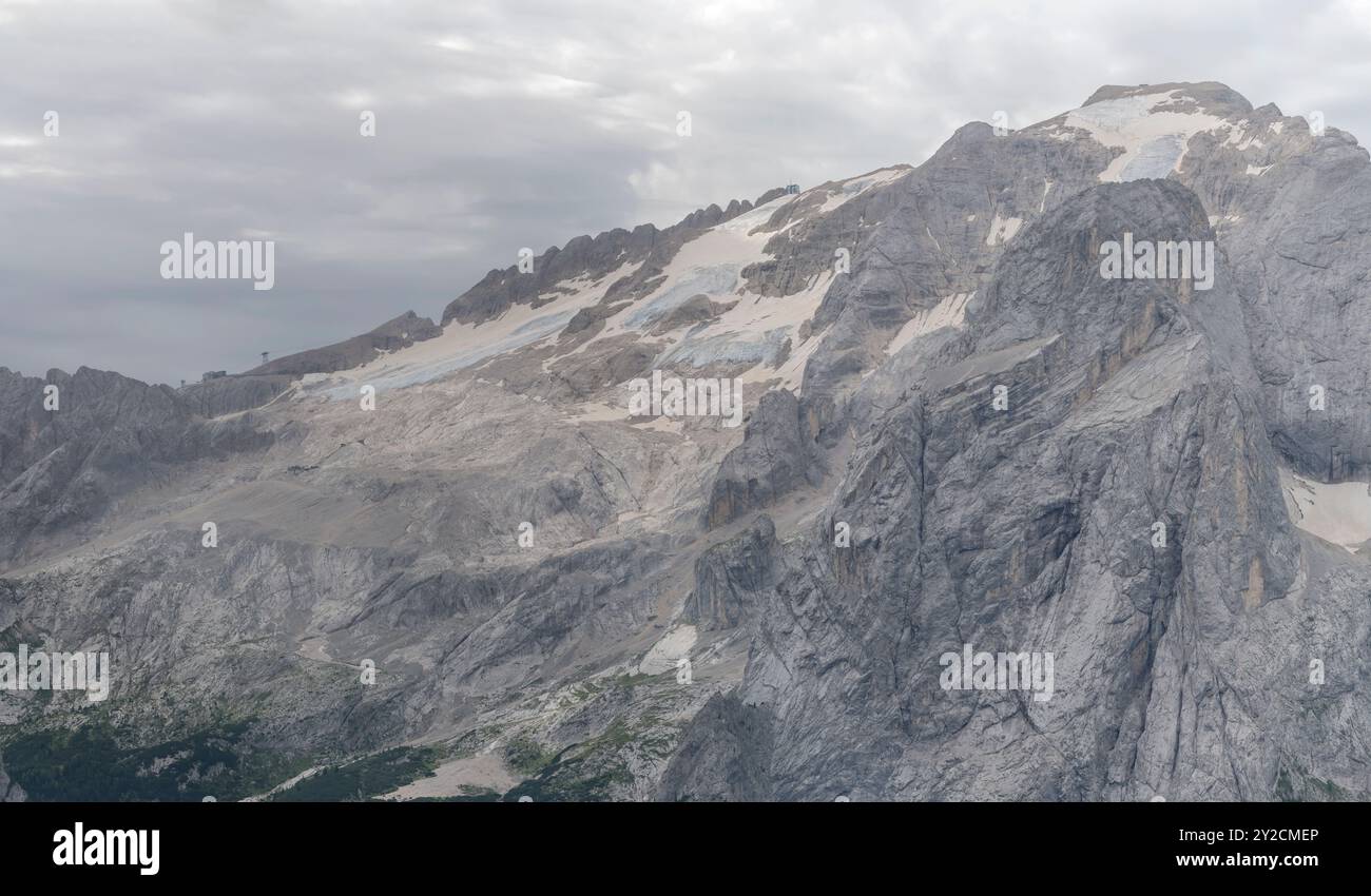 Paysage panoramique avec glacier de la chaîne de montagnes Marmolada , tourné de l'ouest dans la lumière nuageuse de l'été lumineux près du Col de Rossi, Canazei, Italie Banque D'Images