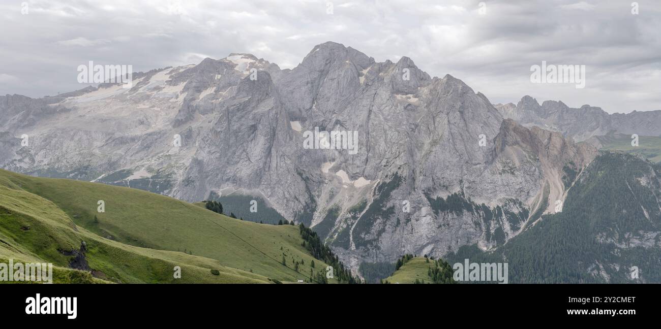 Paysage panoramique avec le pic Gran Vernel et la chaîne de montagnes Marmolada, tourné du nord dans la lumière nuageuse de l'été lumineux près de l'abri de montagne Fredarola, Banque D'Images
