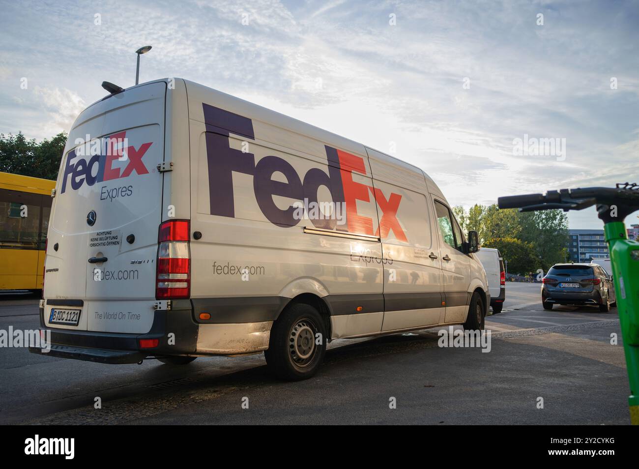 Allemagne , Berlin , 09.09.2024 , Un fourgon de livraison FedEx à Berlin Banque D'Images