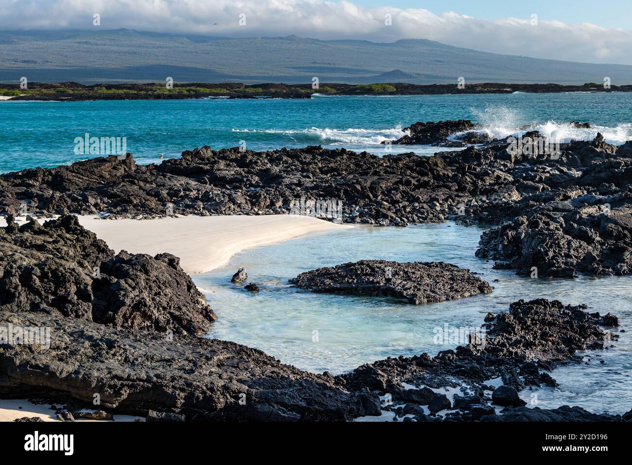 Vagues sur le rivage de roche de lave volcanique, île de San Cristobal, Galapagos Banque D'Images