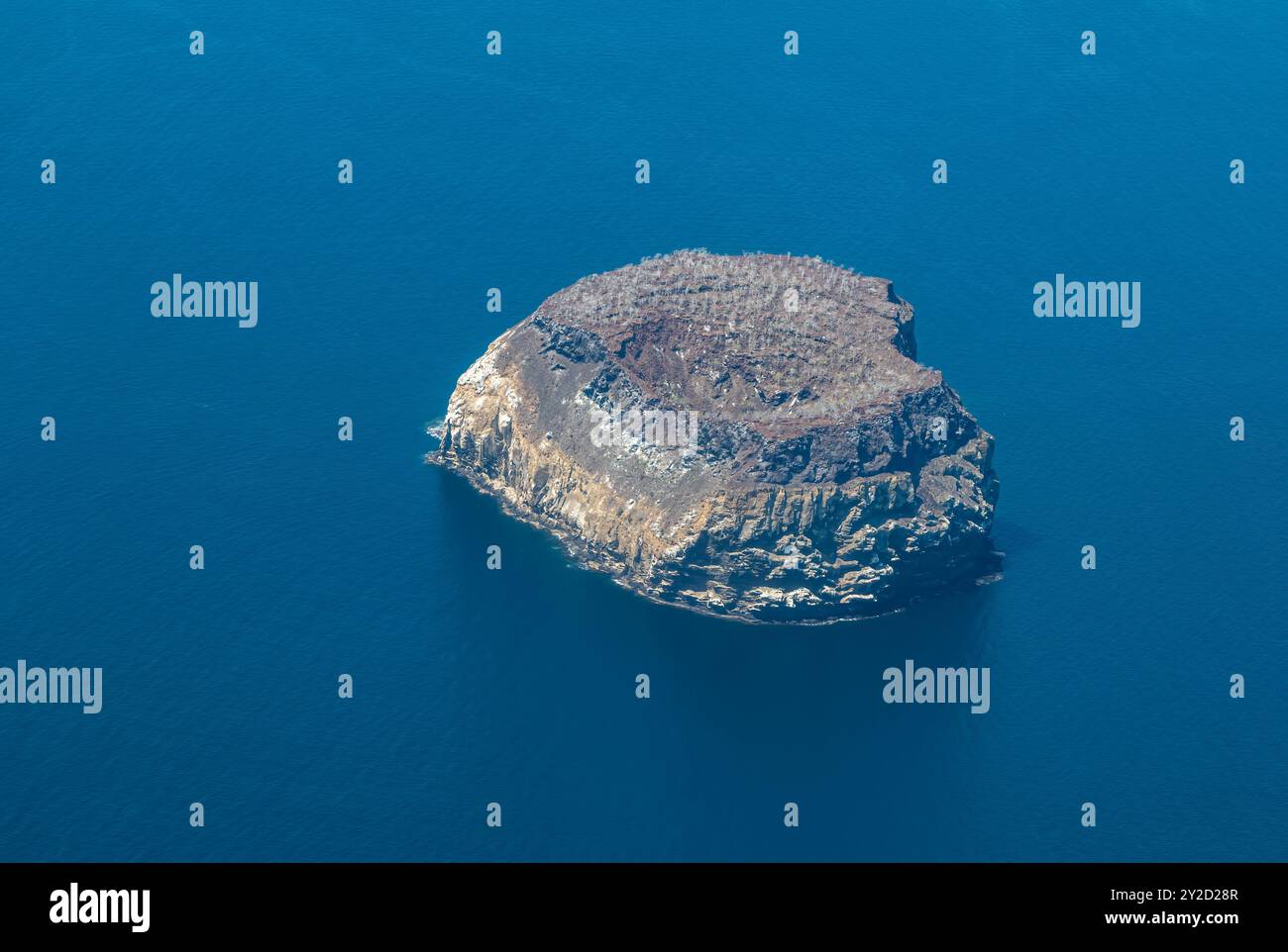 Une petite île rocheuse inhabitée vue d'en haut dans l'océan Pacifique, Galapagos Banque D'Images