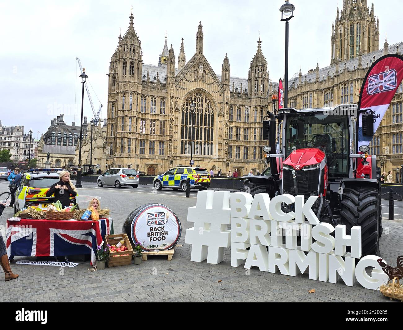 Londres, Royaume-Uni. 10 septembre 2024. Les membres de la National Farmers Union font la promotion des produits agricoles britanniques devant les chambres du Parlement. Crédit : Uwe Deffner/Alamy Live News Banque D'Images