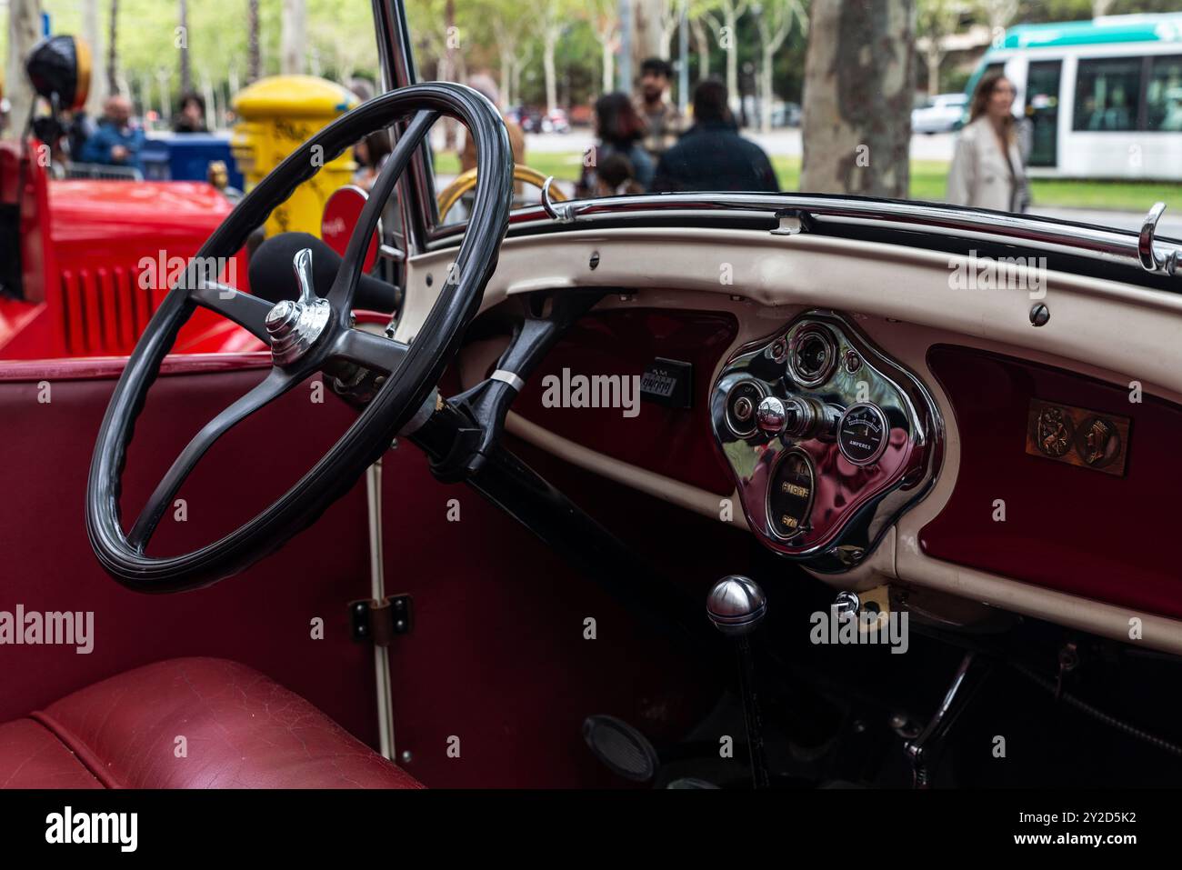 Volant et tableau de bord d'une vieille voiture rétro des années 1920 garée dans une rue de Barcelone, Catalogne, Espagne Banque D'Images