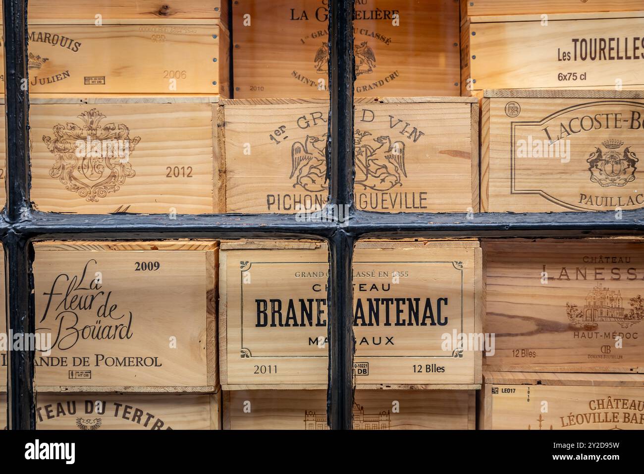 Chateau bouteilles de vin français, Berry Bros & Rudd Window, St James's Street, Londres, Angleterre, Royaume-Uni Banque D'Images