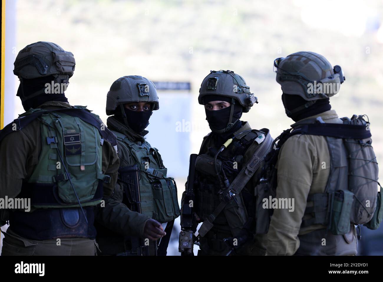 Naplouse, Cisjordanie, Palestine. 12 mars 2023. Soldats israéliens sur le site où trois jeunes Palestiniens ont été tués dimanche matin à l'ouest de Naplouse, en Cisjordanie. Dimanche, l’armée israélienne a annoncé la mort de 3 militants palestiniens et l’arrestation d’un quatrième alors qu’ils ouvraient le feu lors d’une « opération préventive » visant à neutraliser trois Palestiniens armés dans une voiture près de la jonction du village de Surra, à l’ouest de Naplouse. Après l'opération, les troupes israéliennes ont retenu les corps des trois hommes et confisqué le véhicule. Aucune victime israélienne n'a été signalée Banque D'Images