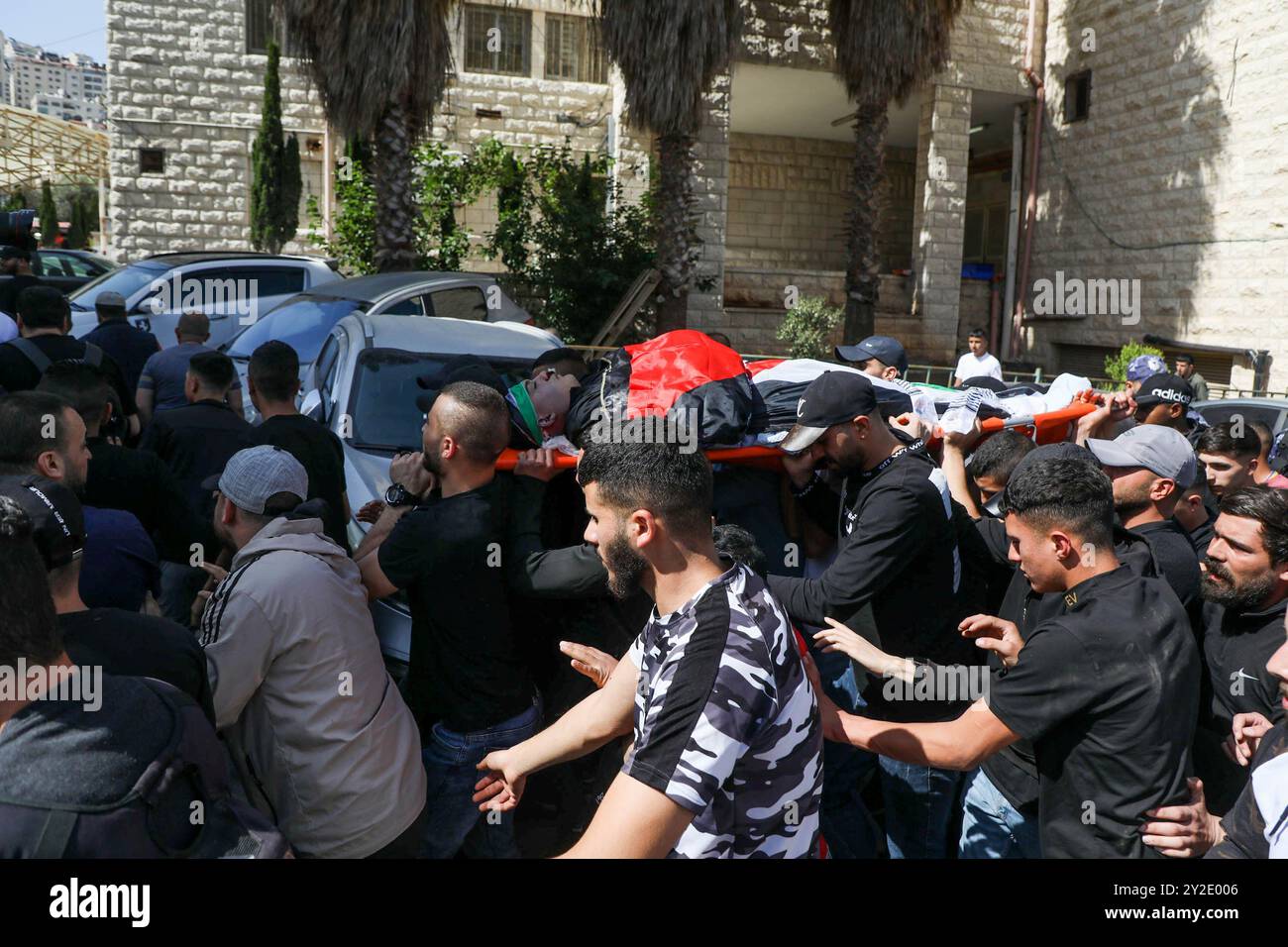 Naplouse, Cisjordanie, Palestine. 15 mai 2023. Les funérailles du palestinien Muhammad Sabra, âgé de 22 ans, ont lieu à Naplouse, dans le nord de la Cisjordanie. Sabra est mort après avoir reçu une balle dans la poitrine par les troupes israéliennes lors d'un raid de l'armée israélienne à Naplouse Banque D'Images