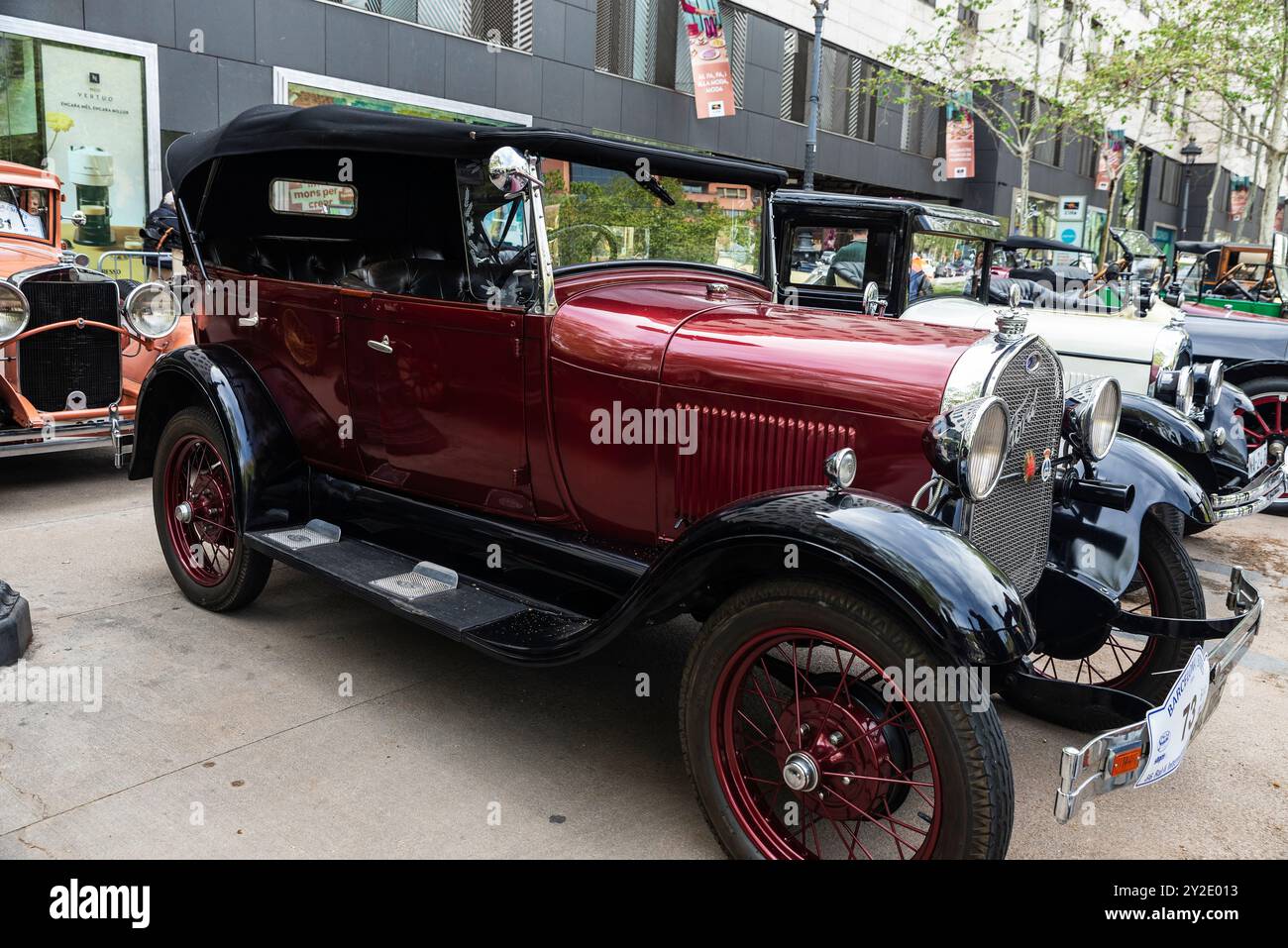 Barcelone, Espagne - 6 avril 2024 : vieille voiture rétro grenat des années 1920 de la marque Ford A de 1928 garée dans une rue de Barcelone, Catalogne, Espagne Banque D'Images