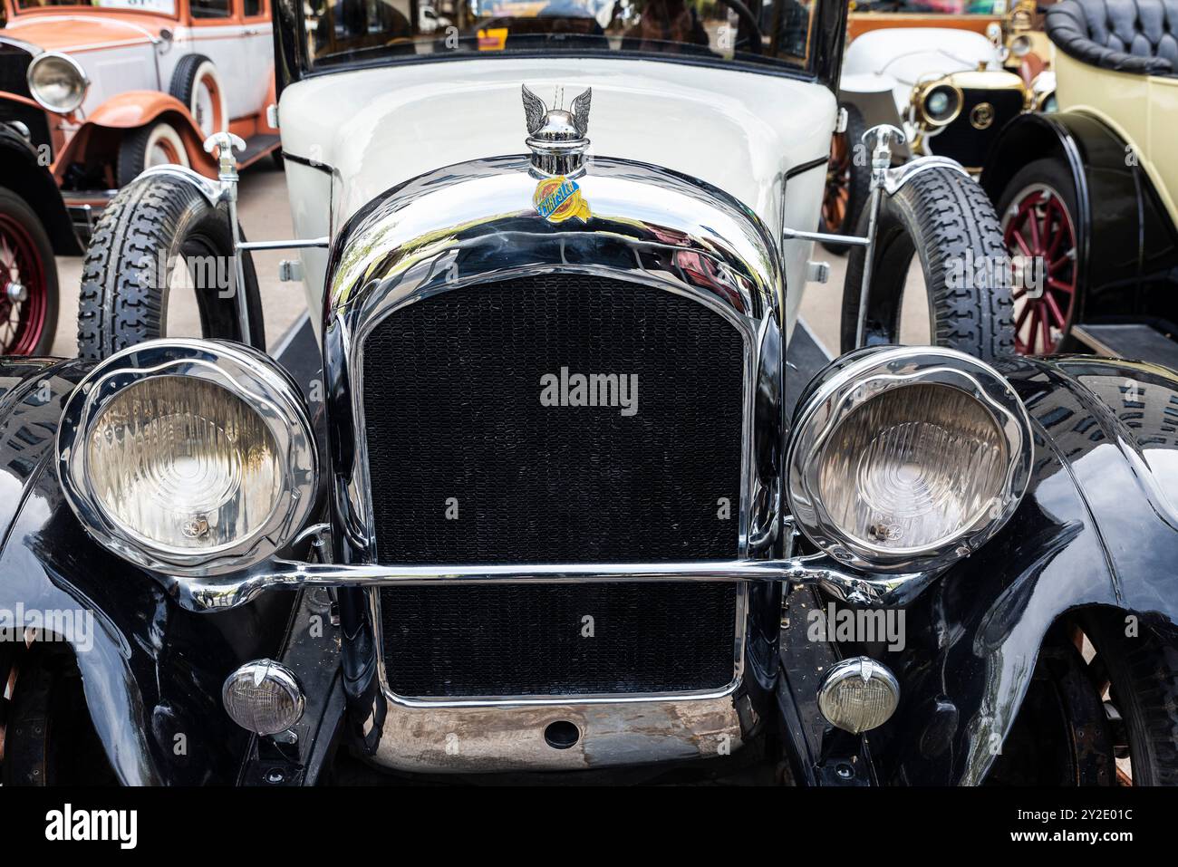 Barcelone, Espagne - 6 avril 2024 : vieille voiture blanche rétro des années 1920 de la marque Chrysler garée dans une rue de Barcelone, Catalogne, Espagne Banque D'Images
