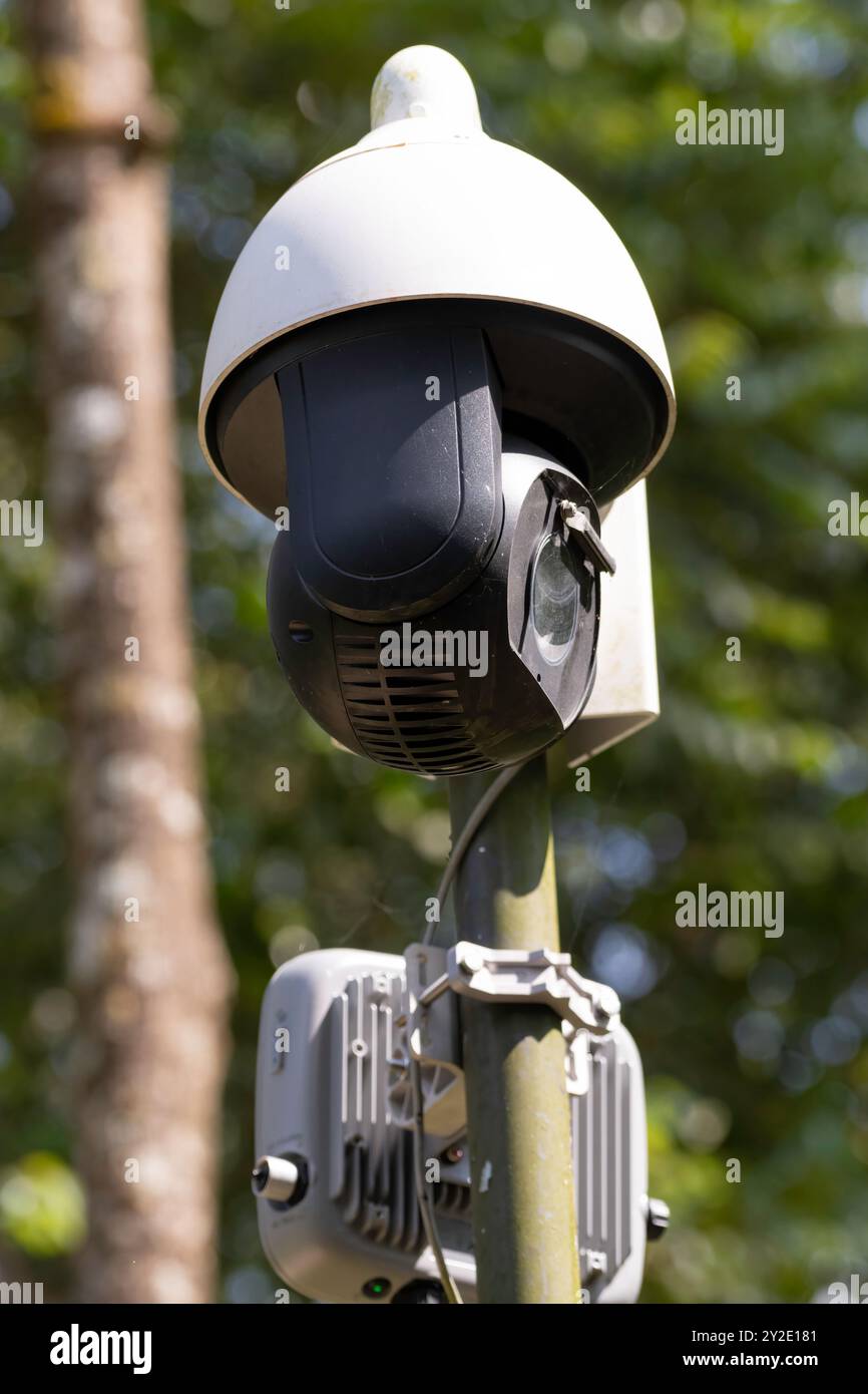 Gros plan d'une caméra de surveillance CCTV montée sur un métal dans la cour. Banque D'Images