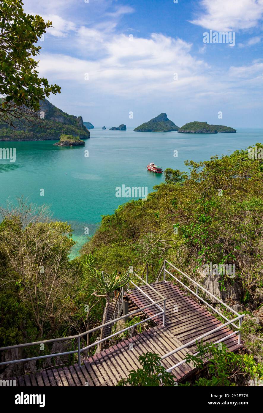Parc marin national de mu Ko Ang Thong, Thaïlande, eau turquoise et ciel bleu Banque D'Images
