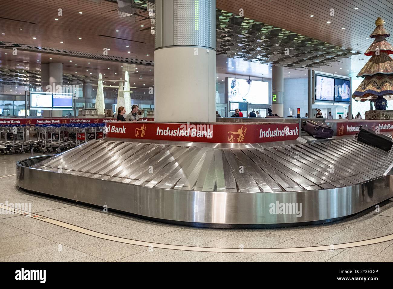 Ceinture à bagages d'aéroport. Zone de récupération des bagages à l'aéroport. Design intérieur moderne du hall de convoyeur à bagages pour les passagers à réclamer des bagages. Les gens attendent Banque D'Images