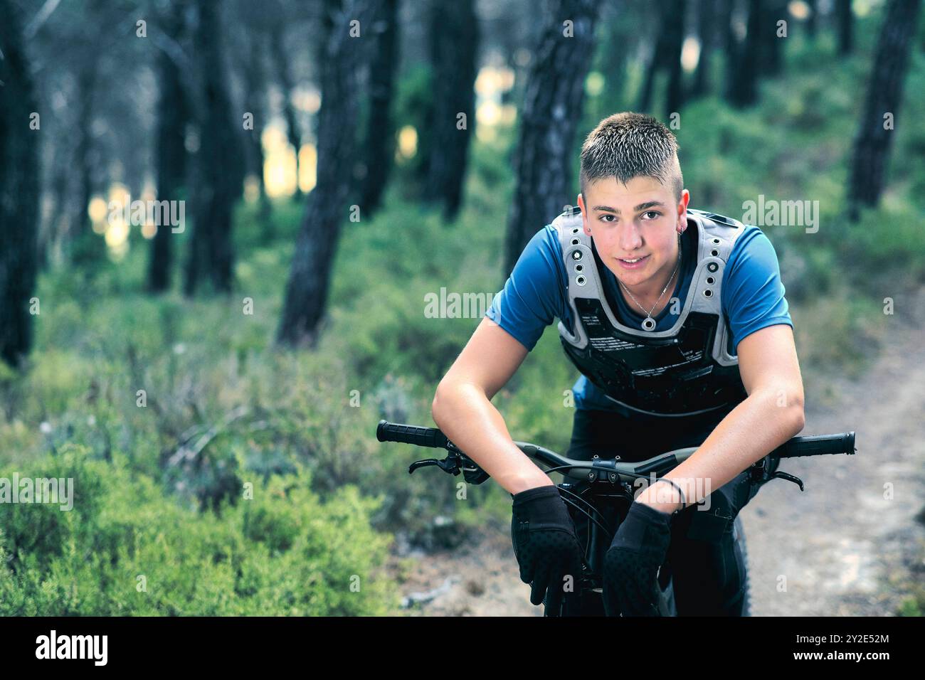 Adolescent caucasien dans la forêt avec vélo de descente. Bargota, Navarre, Espagne, Europe. Concept sport. ESPAGNE Copyright : xMikelxBilbaox/xVWPicsx M-24-09-09.j Banque D'Images