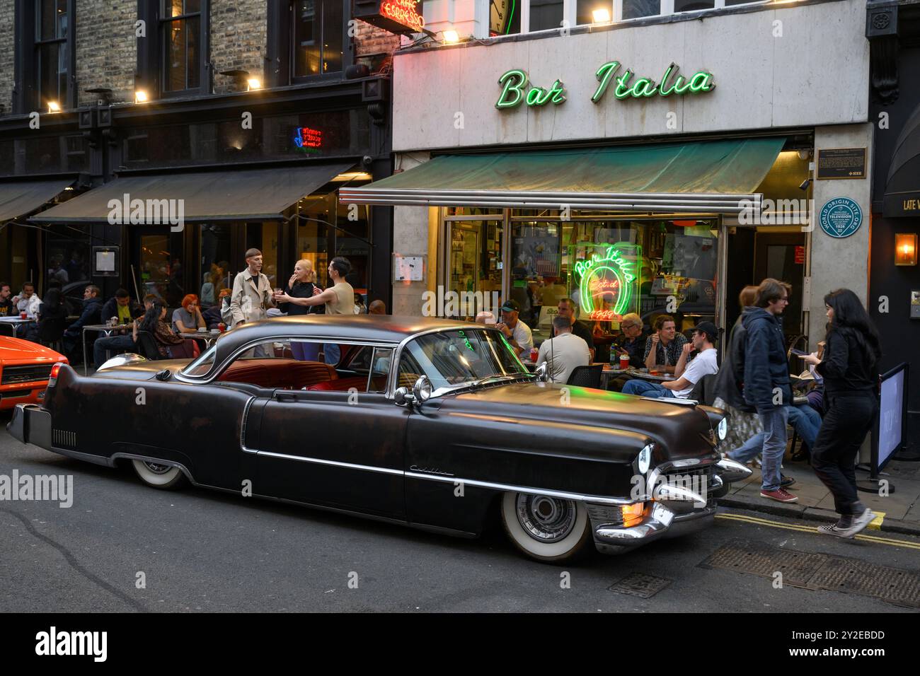 Une Cadillac classique garée devant Bar Italia, Frith Street, Soho, Londres, Royaume-Uni. 7 septembre 2024 Banque D'Images