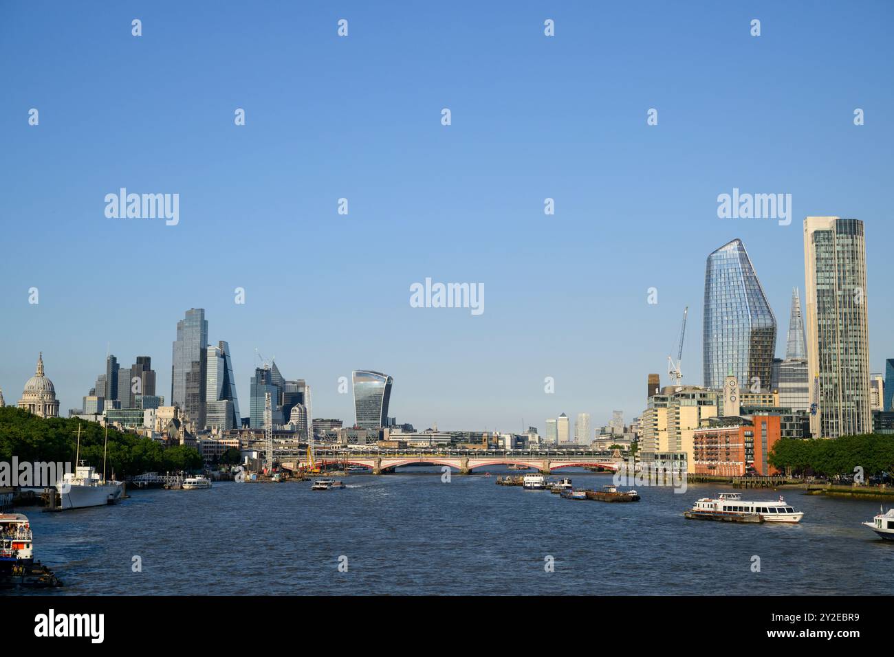 Southwark Bridge sur la Tamise avec la cathédrale Paul et les gratte-ciel de la City de Londres sur la gauche, et au loin, le Skyscra Banque D'Images