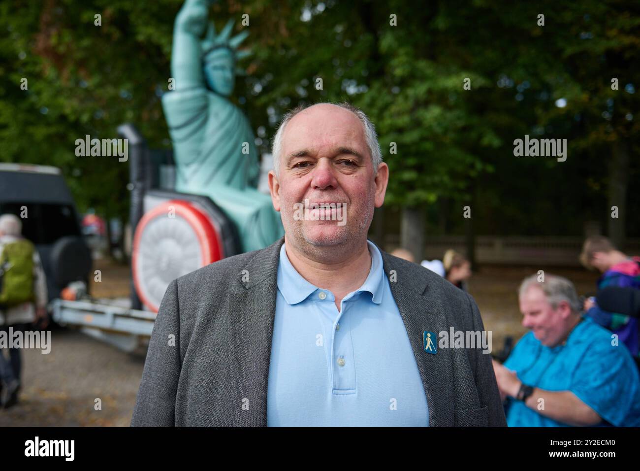 Zahlreiche Menschen haben am Dienstag 10.09.2024 in Berlin mit einer Demonstration die Bundesregierung aufgefordert, fuer mehr Barrierefreiheit zu sorgen. Foto : Ottmar Miles-Paul, Sprecher der LIGA Selbstvertretung Vertreterinnen und Vertreter von Verbaenden riefen im Rahmen einer Kundgebung am Brandenburger Tor Dazu auf, das Allgemeine Gleichbehandlungsgesetzes AGG und das Behindertengleichstellungsgesetz BGG zu ueberarbeiten. Es gelte insbesondere, die Privatwirtschaft zu Barrierefreiheit zu verpflichten. An der démonstration nahmen nach Angaben der Veranstalter knapp 200 Menschen teil. Sieh Banque D'Images