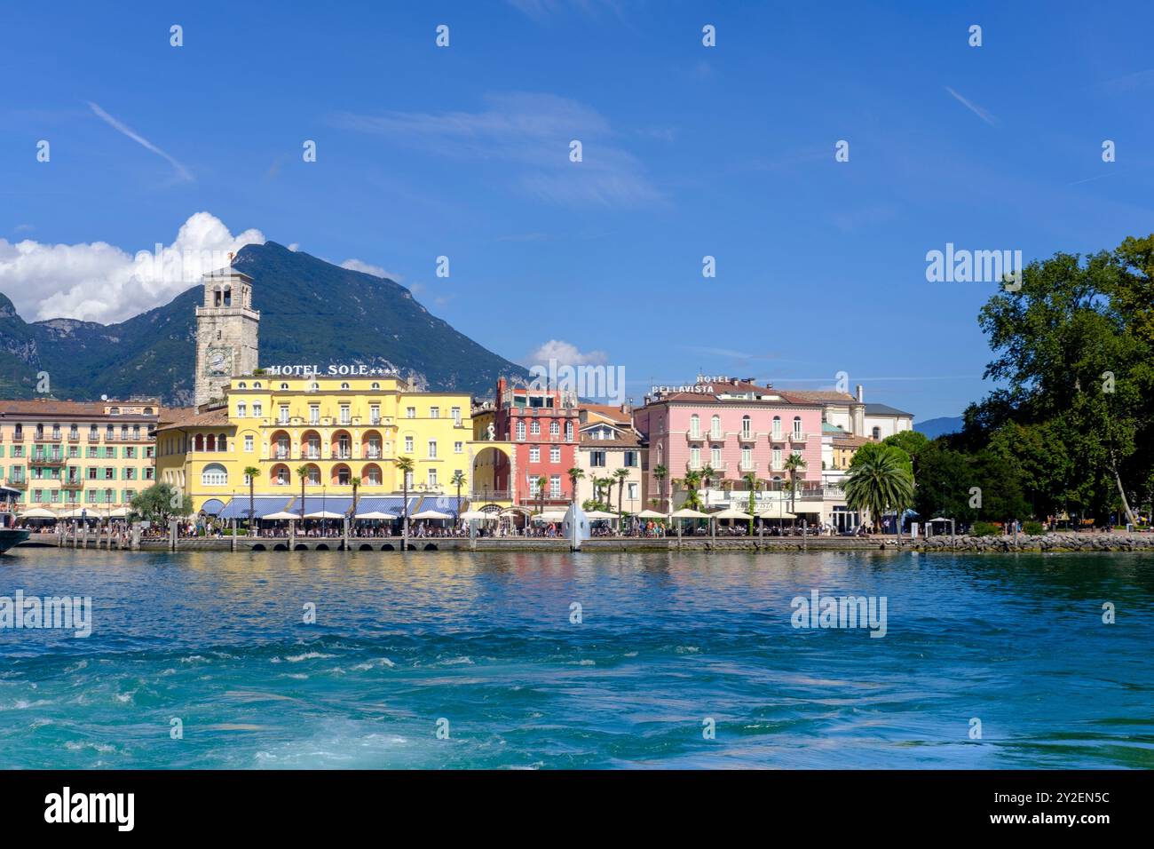 Riva del Garda est une ville pittoresque sur la rive nord du lac de Garde, où les Alpes rencontrent la Méditerranée. Il offre un riche culturel et naturel Banque D'Images