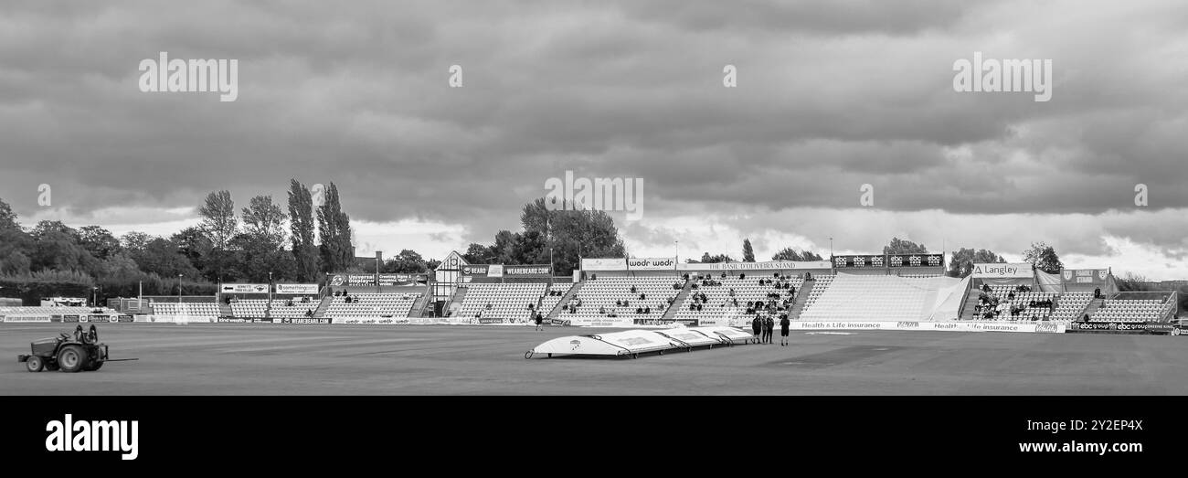 Prise à Worcester, Royaume-Uni le 10 septembre 2024 au Worcestershire County Cricket Club, New Road, Worcester actuellement la pluie a arrêté de jouer - photo est le sol avec des couvertures protégeant le guichet, prise plus tôt lorsque le jeu a été interrompu par une mauvaise lumière lors du match de championnat du comté de vitalité 2024 entre Worcestershire CCC et Warwickshire CCC image est pour usage éditorial seulement - crédit à Stu Leggett via Alamy Live News Banque D'Images Prise à Worcester, Royaume-Uni le 10 septembre 2024 au Worcestershire County Cricket Club, New Road, Worcester actuellement la pluie a arrêté de jouer - photo est le sol avec des couvertures protégeant le guichet, prise plus tôt lorsque le jeu a été interrompu par une mauvaise lumière lors du match de championnat du comté de vitalité 2024 entre Worcestershire CCC et Warwickshire CCC image est pour usage éditorial seulement - crédit à Stu Leggett via Alamy Live News Banque D'Images