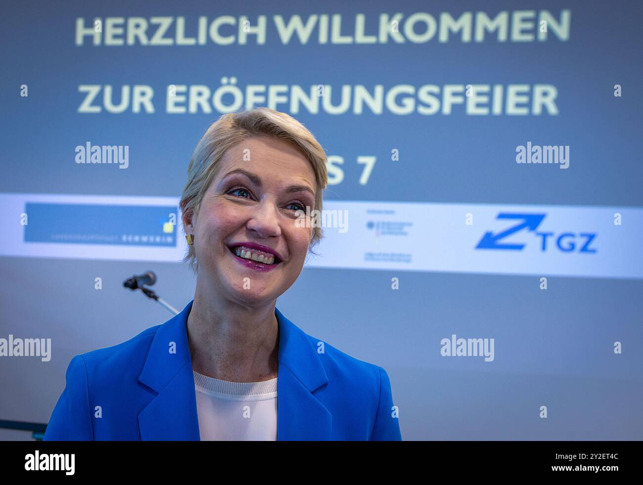 Schwerin, Allemagne. 10 septembre 2024. Manuela Schwesig (SPD), la ministre-présidente de Mecklembourg-Poméranie occidentale, s’adresse aux invités lors de l’ouverture du nouveau bâtiment Maison 7 du Centre technologique et d’affaires (TGZ). Le nouveau bâtiment avec environ 4 000 mètres carrés d'espace coûte un peu moins de 23 millions d'euros. Crédit : Jens Büttner/dpa/Alamy Live News Banque D'Images