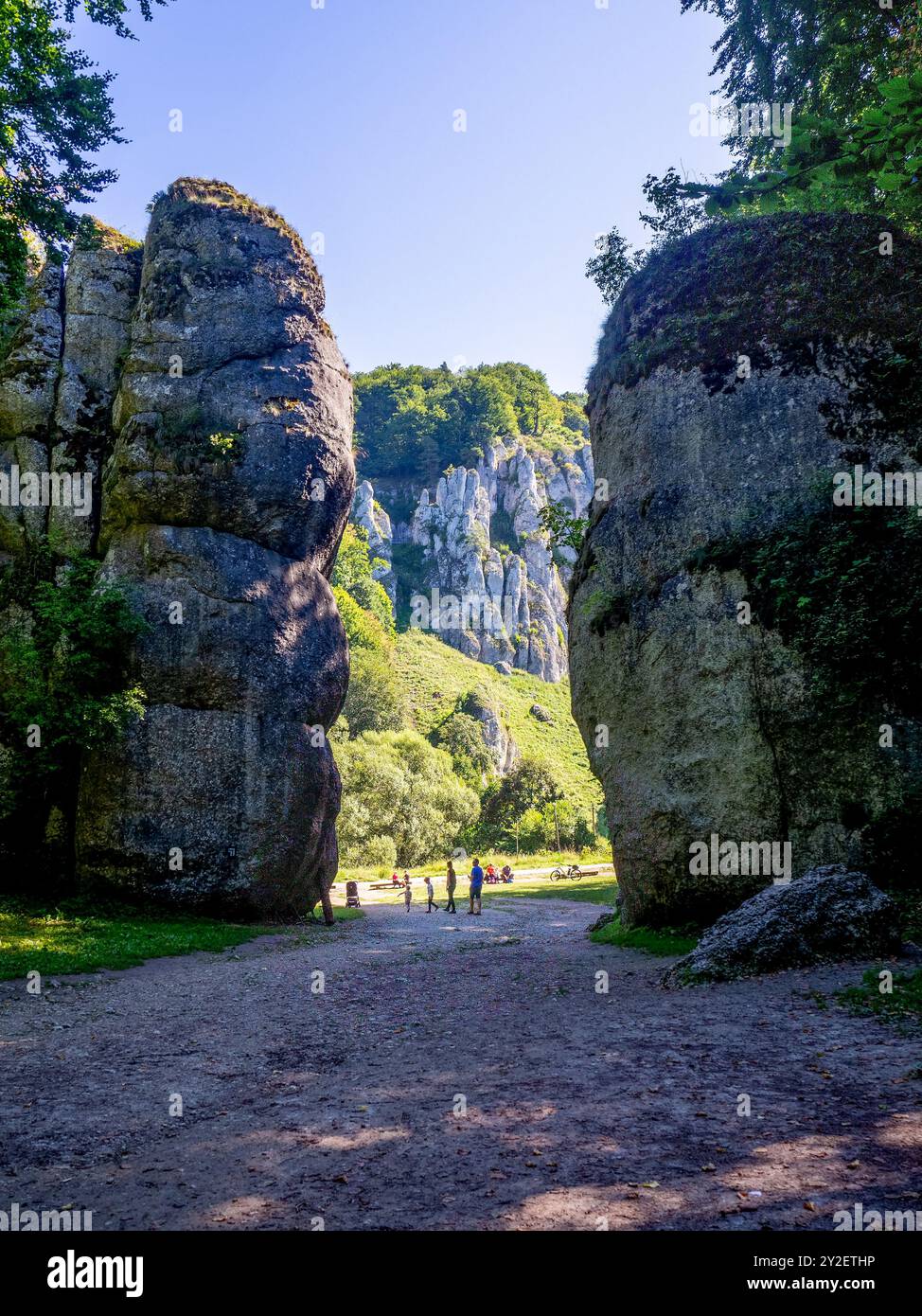 Pologne. Porte de Cracovie - Brama Krakowska dans le parc national d'Ojcow près de Kraków dans le Jurassique de Cracovie-Czestochowa Upland. Ce passage étroit entre haute pente Banque D'Images