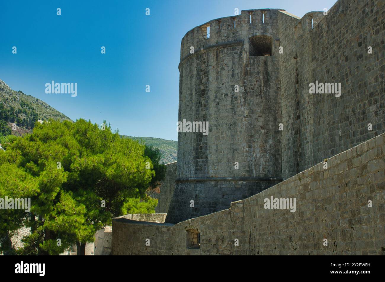 Les remparts de la ville de Dubrovnik sur la mer Adriatique en Croatie Banque D'Images
