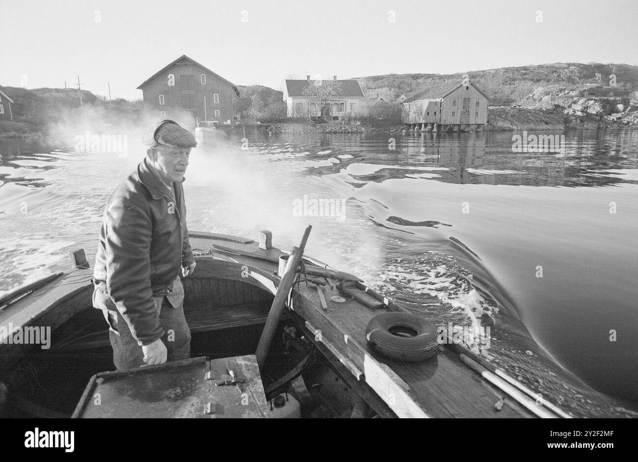 Current 2-6-1973 : L'archipel de l'écran du dimanche Svartskär est le nom du lieu où se trouve la série télévisée 'et kjøpmannshus i skjærgarden'. Toralv Maurstad a un grand rôle dans la série. Aktuell descendit la côte ouest suédoise pour trouver le vrai Svartskär. 0g nous l'avons trouvé. Ça ne s'appelle pas Svartskär, mais Florön. La plupart des enregistrements de la série télévisée ont eu lieu ici. Derrière le pêcheur Gunnar Sörensen se trouve la ville de Fjällbacka avec 800 habitants. Autrefois l'un des lieux de commerce les plus importants de la côte. Maintenant en train de devenir un lieu industriel, Banque D'Images