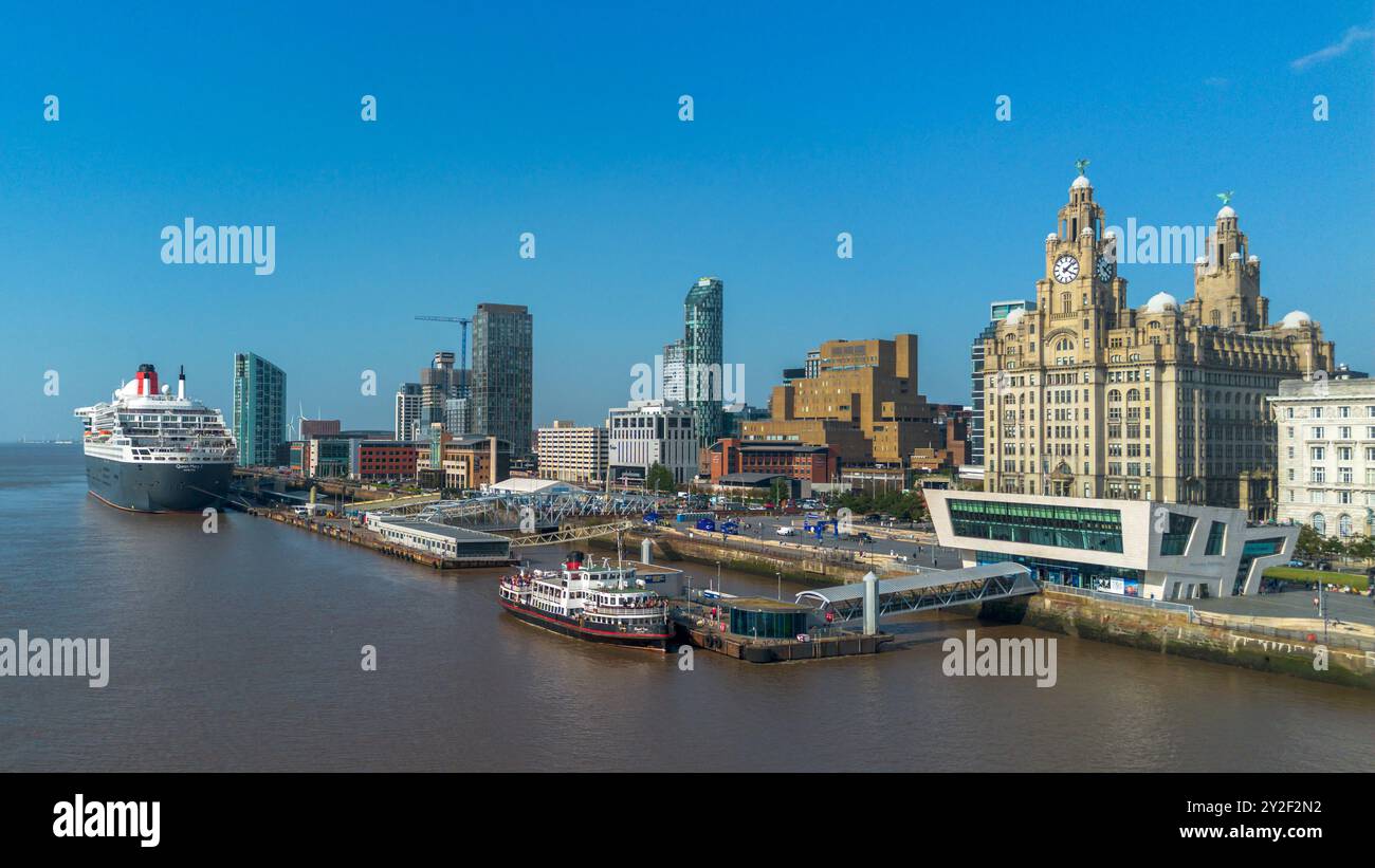 Embarcadère perceur de Liverpool avec le Cunard Queen Mary 2 et le ferry Mersey le Royal Iris amarré avec les bâtiments des trois grâces. Banque D'Images