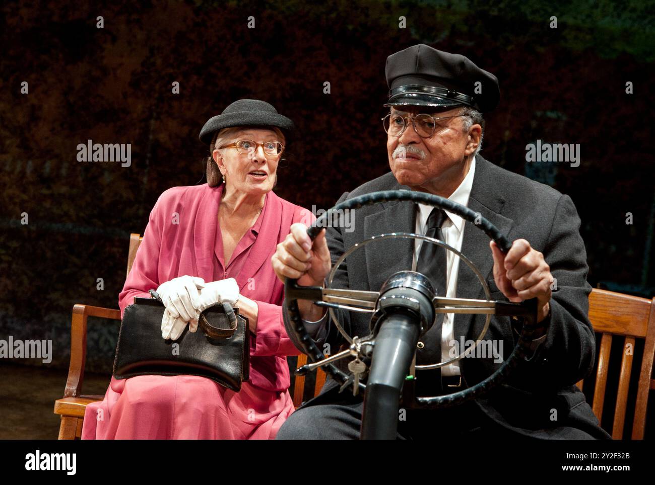 Vanessa Redgrave (Daisy Werthan), James Earl Jones (Hoke Coleburn) en CONDUITE MISS DAISY par Alfred Uhry au Wyndham's Theatre, Londres WC2 05/10/2011 ensemble design: John Lea Beatty costumes: Jane Greenwood éclairage: Peter Kaczorowski réalisateur: David Esbjornson Banque D'Images