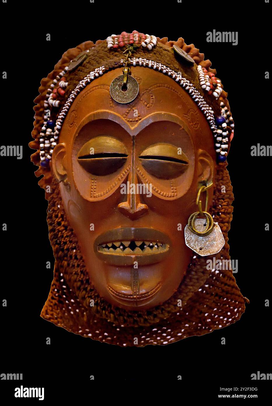 Masque PWO début du XXe siècle, région de Tshikapa, Kasai RD Congo, Africa Museum, Bruxelles, Belgique, bois. ( Ce masque représente la femme idéale mais a été porté par un homme. PWO a de belles scarifications et des dents limées (tous signes de beauté) et est un être surnaturel bienveillant.) Banque D'Images