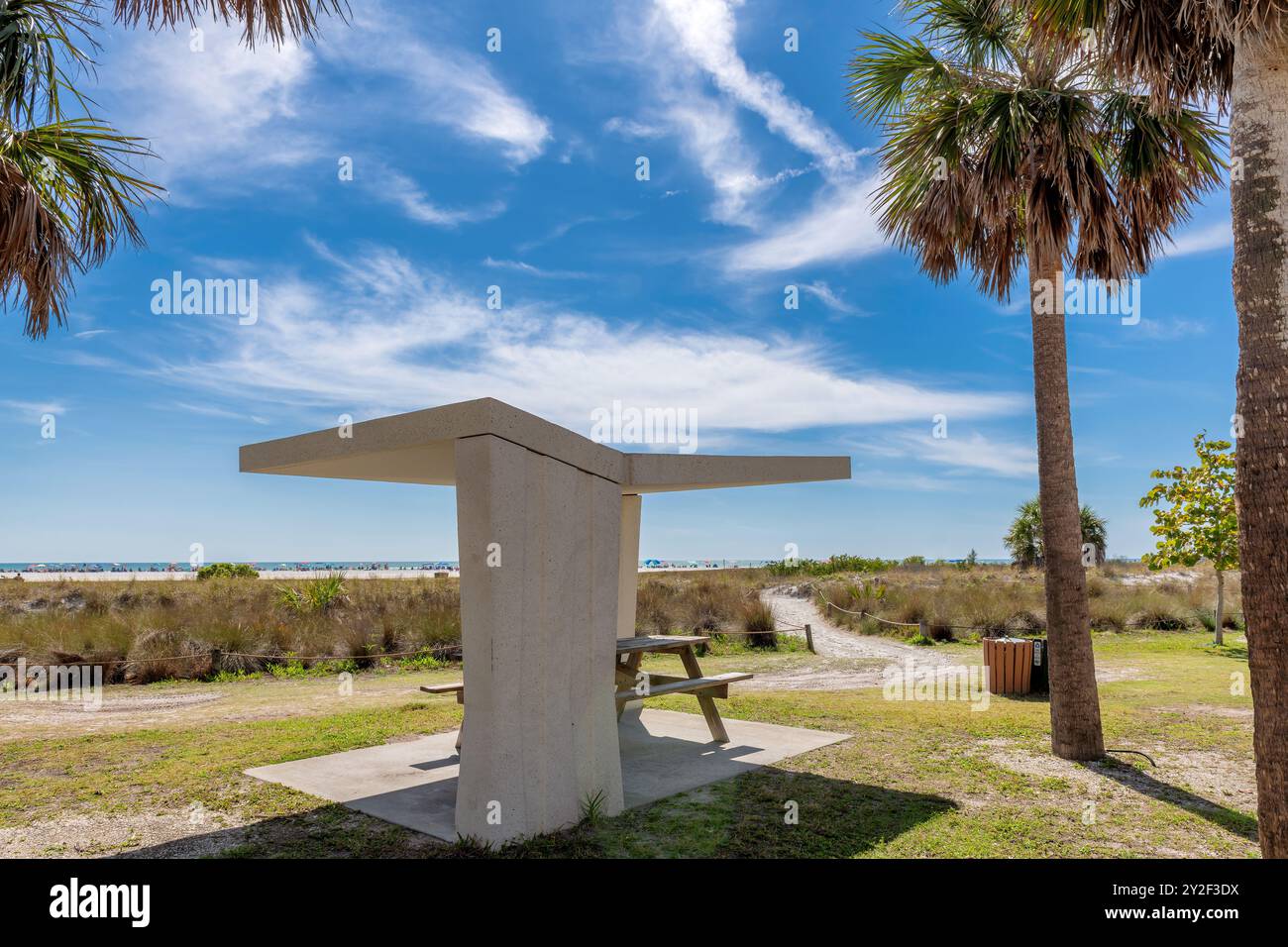 Tables de pique-nique et abris dans la plage de l'océan dans la plage de Siesta Key en Floride. Banque D'Images