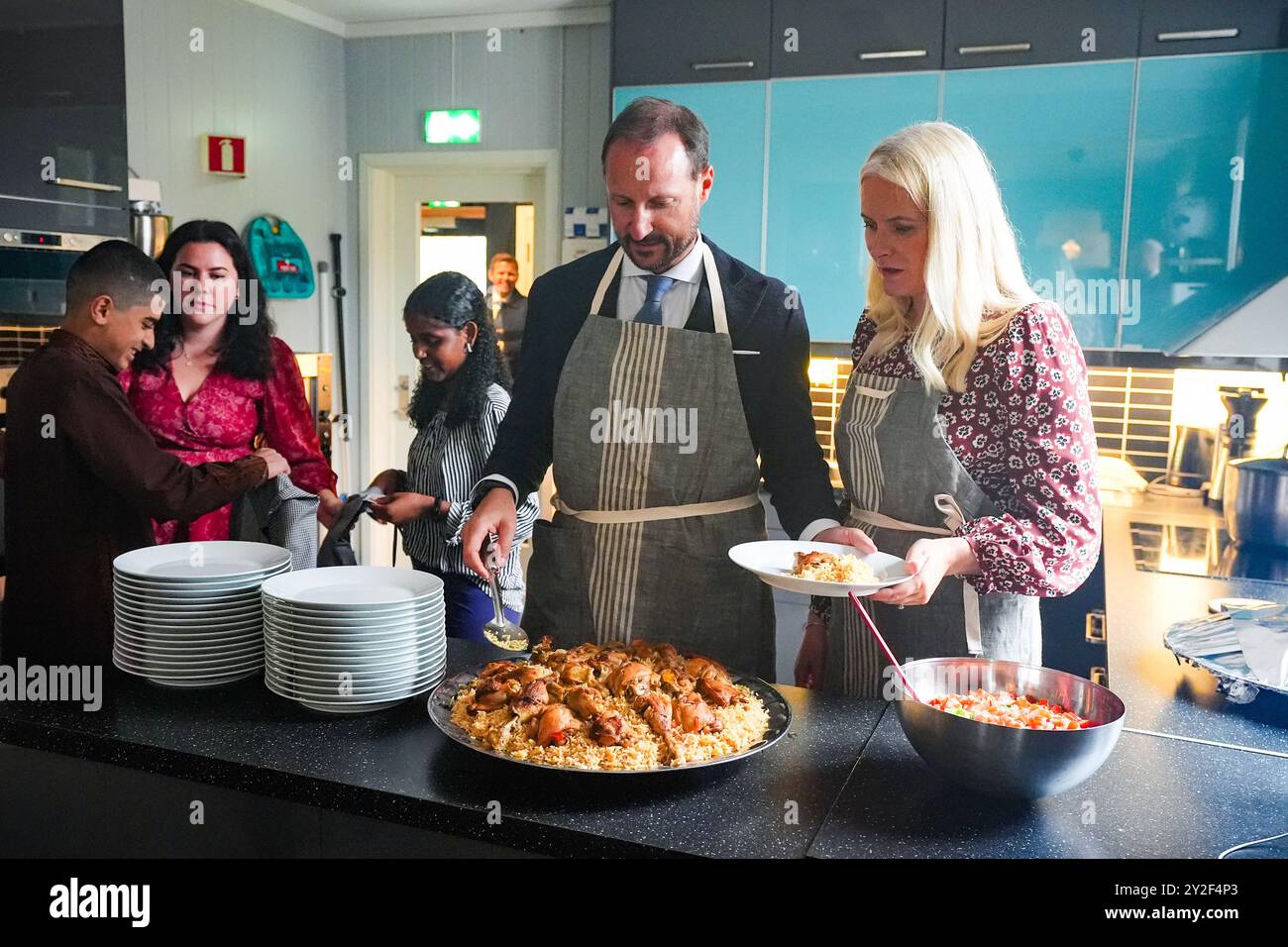 Hommelvik 20240910. Le prince héritier Haakon et la princesse héritière mette-Marit servent de la nourriture lors de leur visite à Hommelvik mardi lors de leur voyage à Trondelag. Photo : Lise Aaserud / NTB Banque D'Images